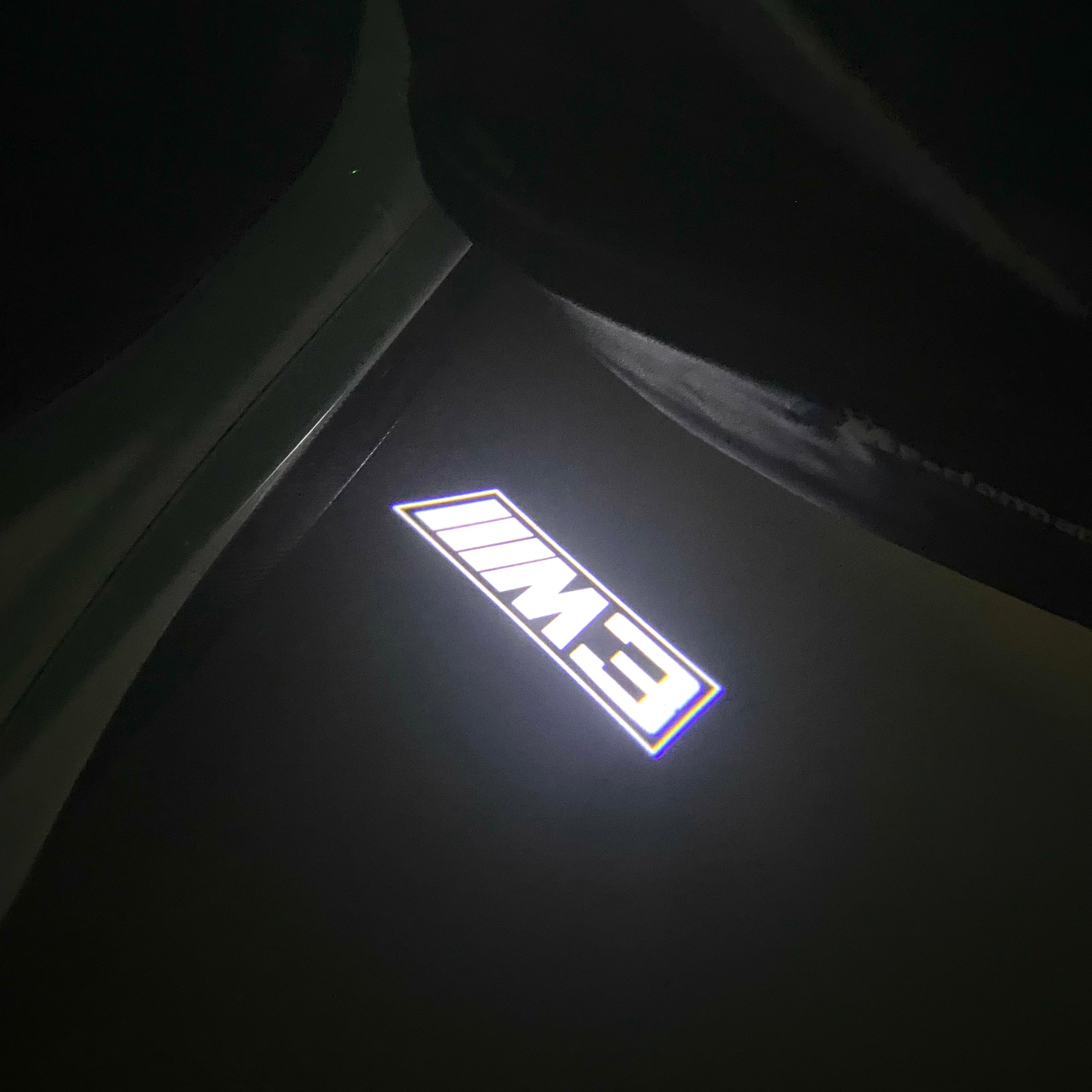 BMW M3 LOGO PROJECTOR LIGHTS Nr.24 (الكمية 1 = 1 مجموعة / 2 أضواء باب)