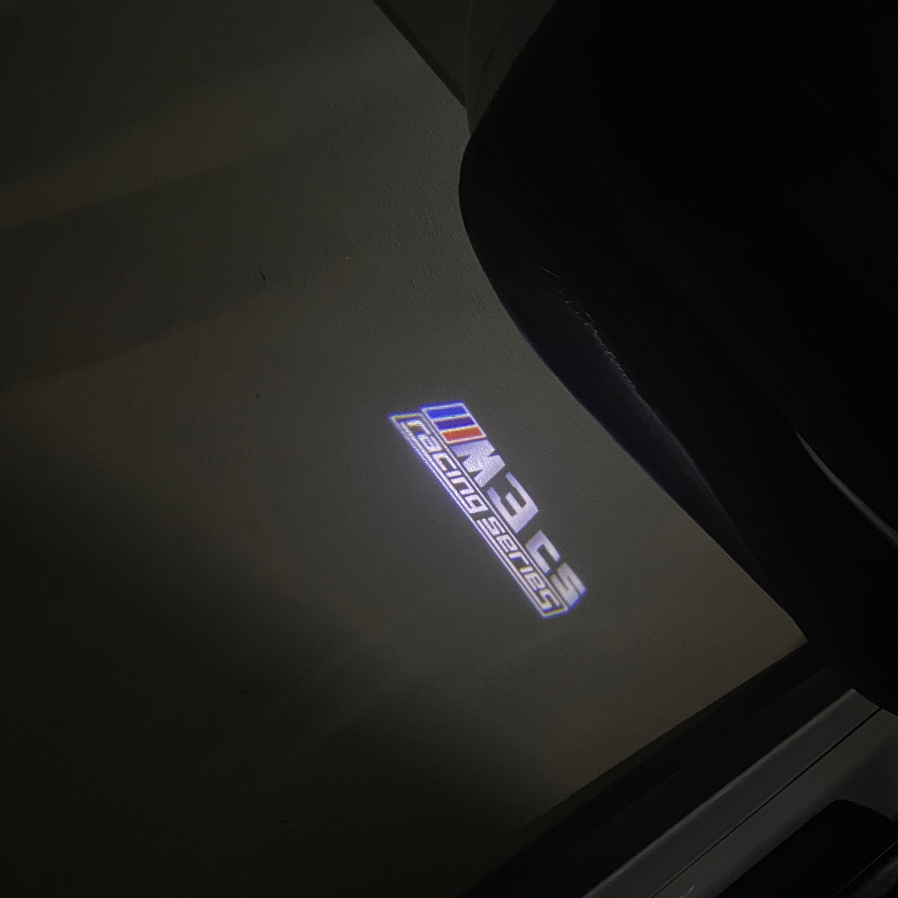 BMW M3 LOGO PROJECTOR LIGHTS Nr.24 (الكمية 1 = 1 مجموعة / 2 أضواء باب)