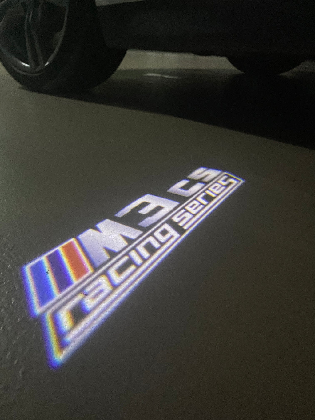 BMW M3 LOGO PROJECTOR LIGHTS Nr.24 (الكمية 1 = 1 مجموعة / 2 أضواء باب)