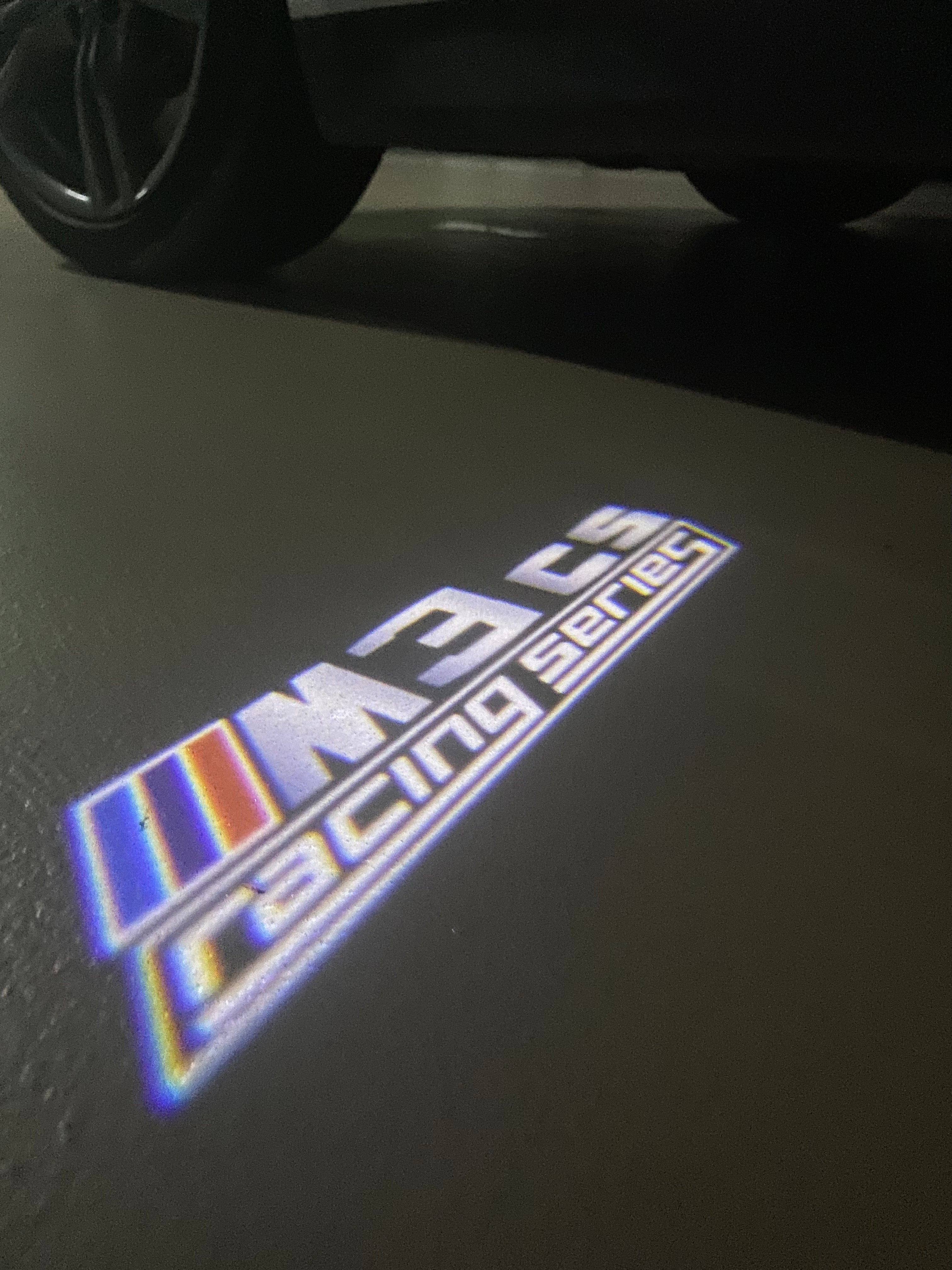 BMW M3 LOGO PROJECTOR LIGHTS Nr.24 (الكمية 1 = 1 مجموعة / 2 أضواء باب)