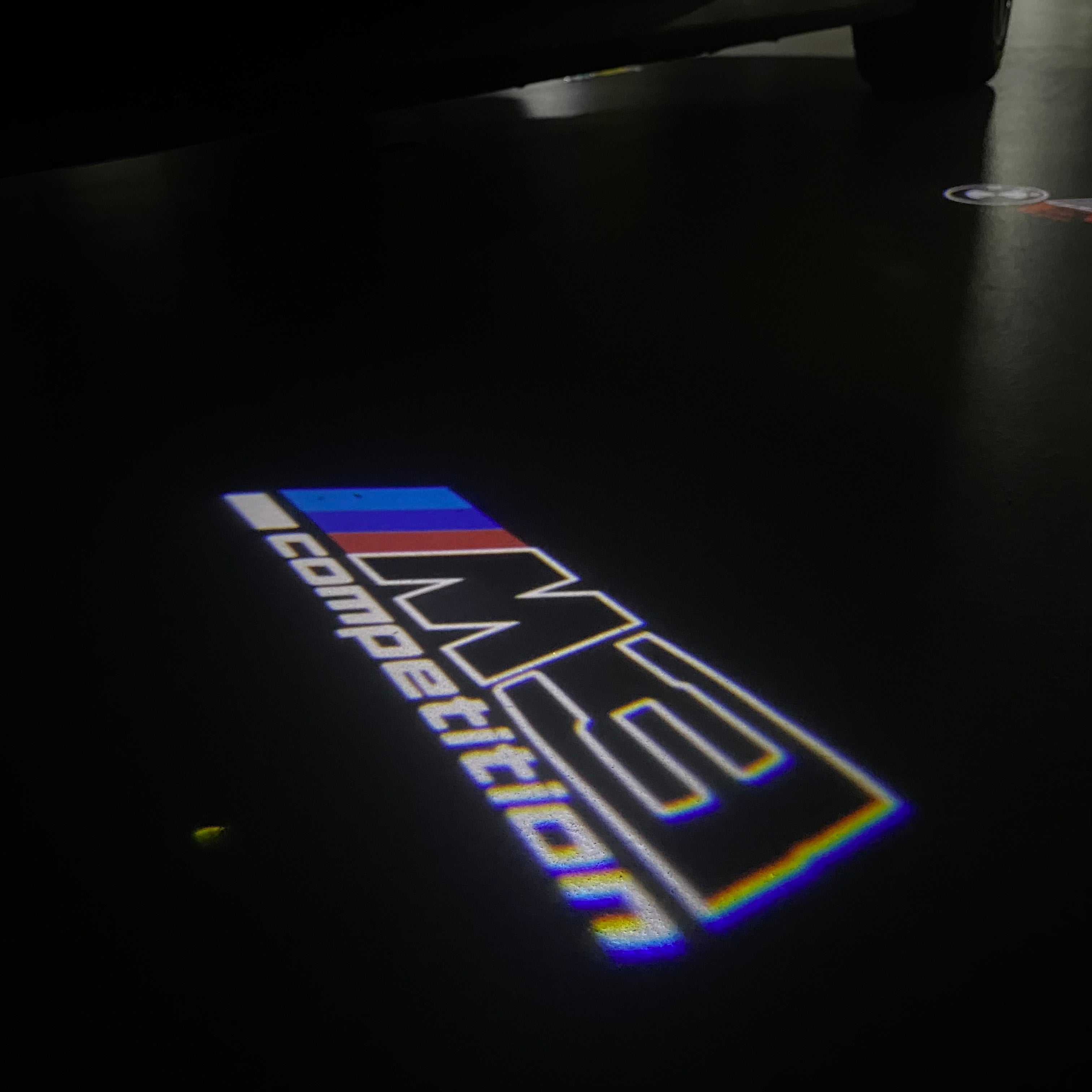 BMW M3 LOGO PROJECTOR LIGHTS Nr.24 (الكمية 1 = 1 مجموعة / 2 أضواء باب)