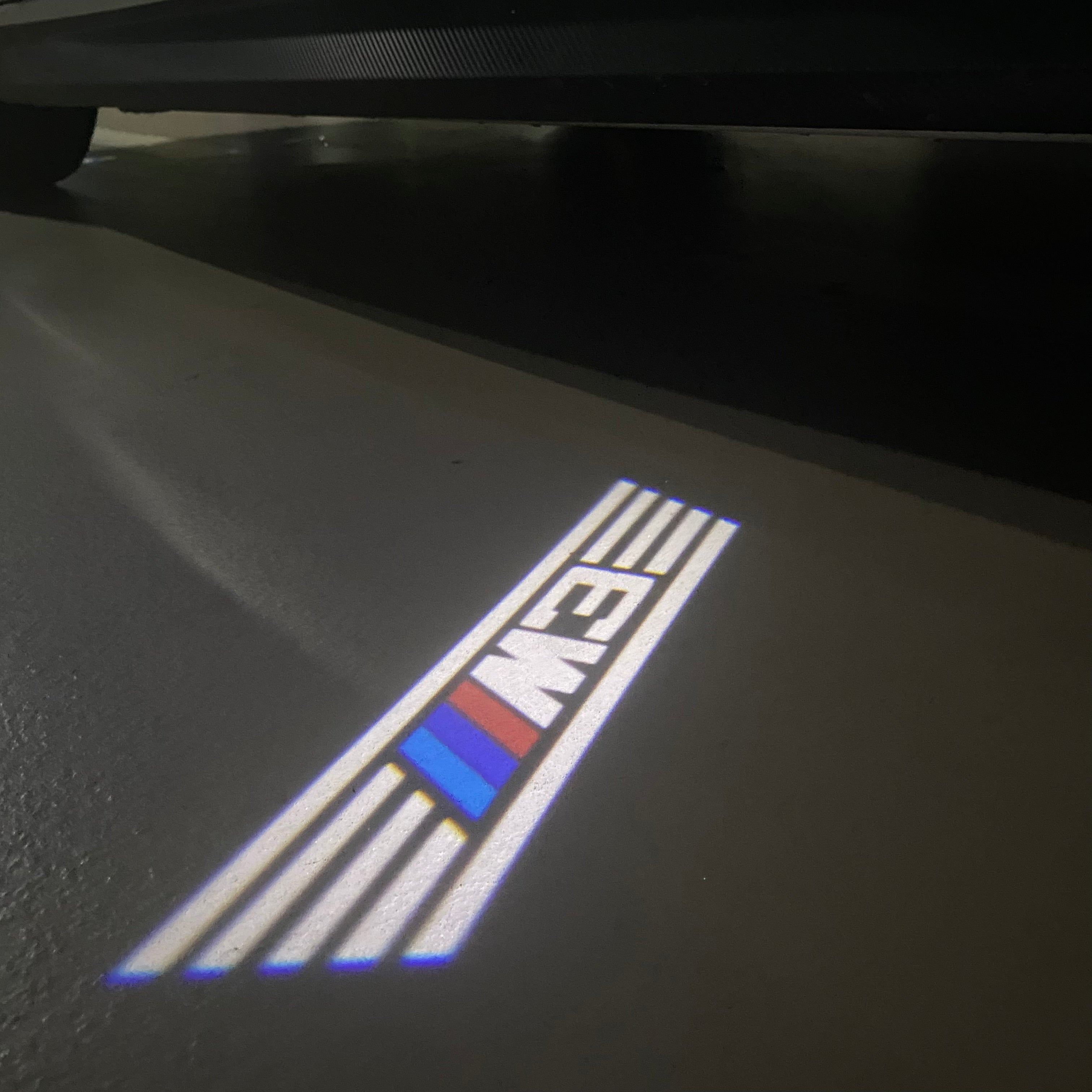 BMW M3 LOGO PROJECTOR LIGHTS Nr.24 (الكمية 1 = 1 مجموعة / 2 أضواء باب)
