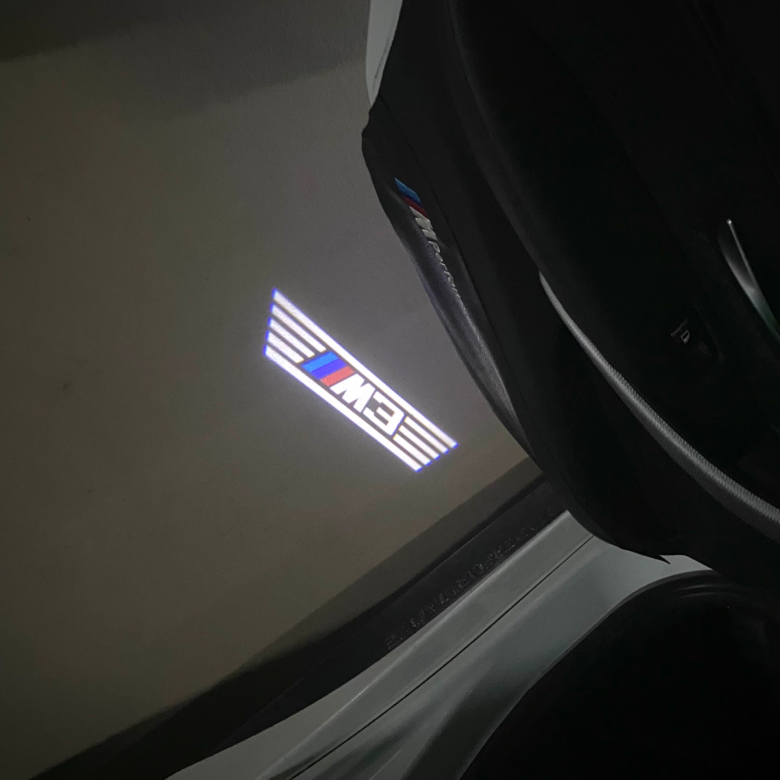 BMW M3 LOGO PROJECTOR LIGHTS Nr.24 (الكمية 1 = 1 مجموعة / 2 أضواء باب)