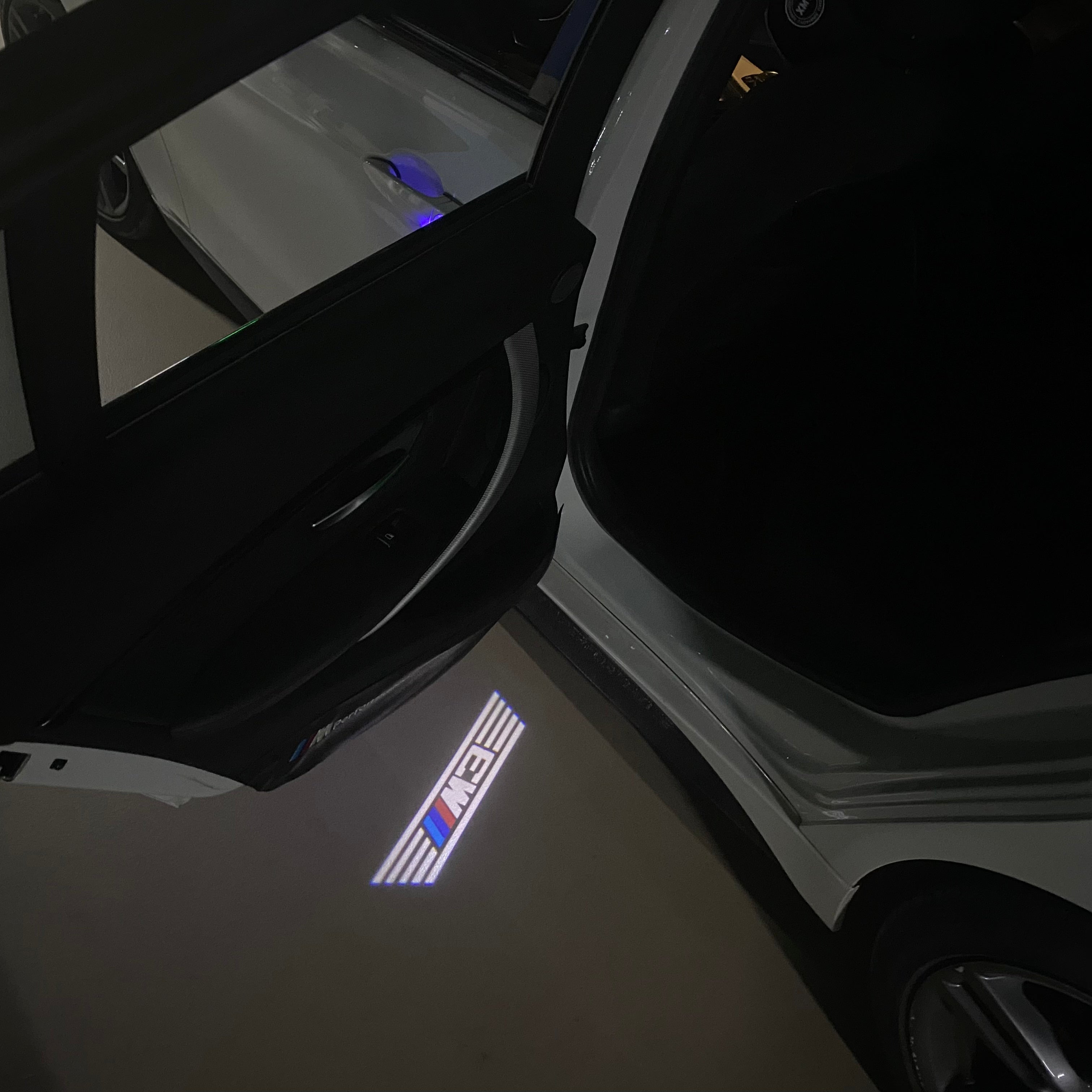 BMW M3 LOGO PROJECTOR LIGHTS Nr.24 (الكمية 1 = 1 مجموعة / 2 أضواء باب)