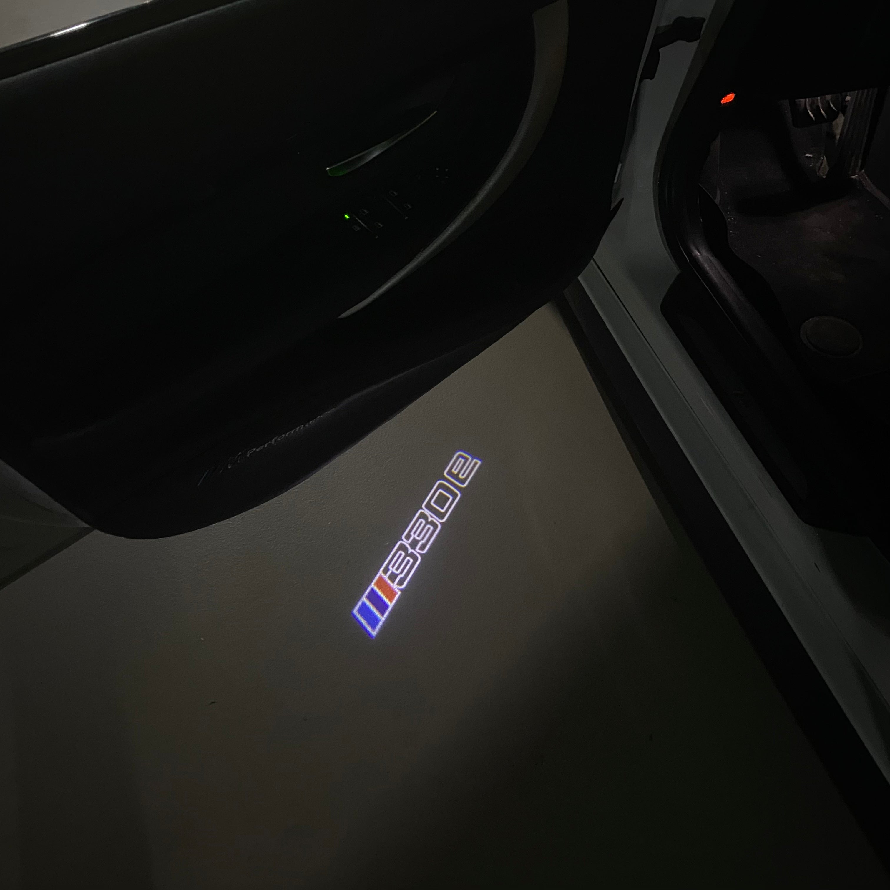 BMW M3 LOGO PROJECTOR LIGHTS Nr.24 (الكمية 1 = 1 مجموعة / 2 أضواء باب)