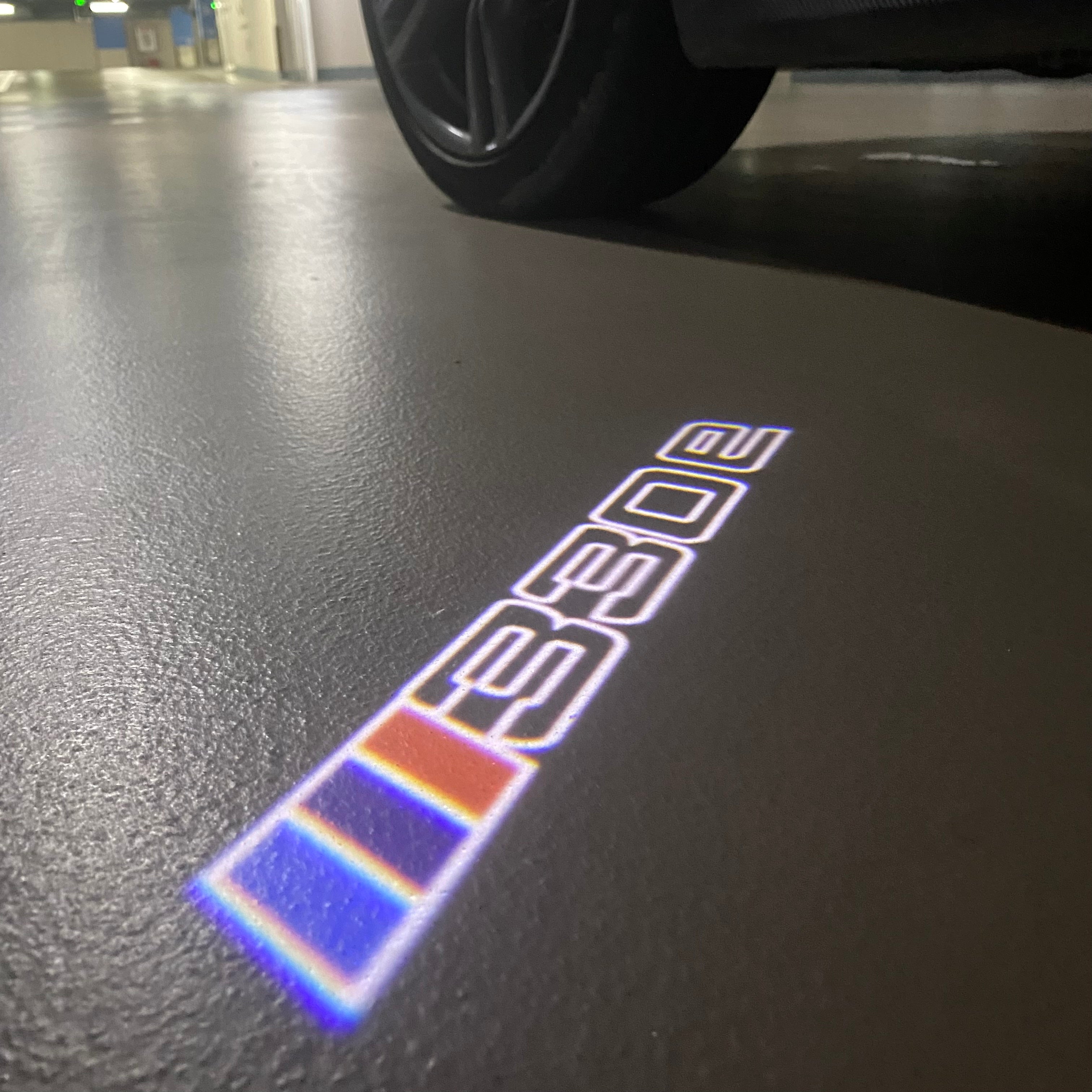 BMW M3 LOGO PROJECTOR LIGHTS Nr.24 (الكمية 1 = 1 مجموعة / 2 أضواء باب)