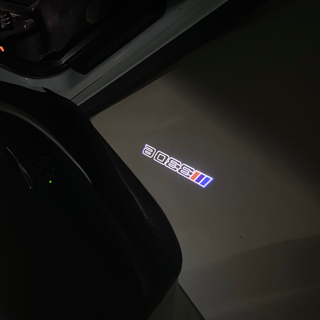 BMW M3 LOGO PROJECTOR LIGHTS Nr.24 (الكمية 1 = 1 مجموعة / 2 أضواء باب)