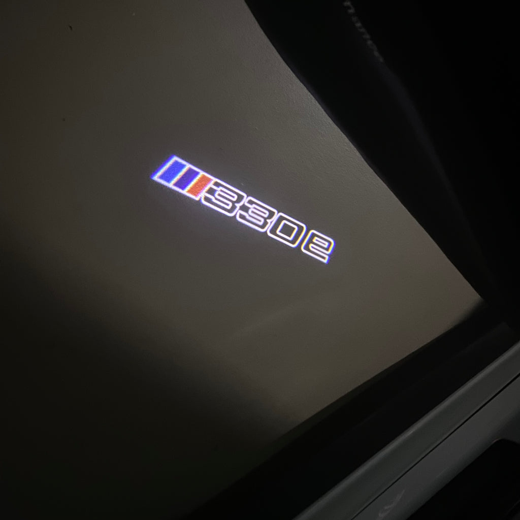 BMW M3 LOGO PROJECTOR LIGHTS Nr.24 (الكمية 1 = 1 مجموعة / 2 أضواء باب)