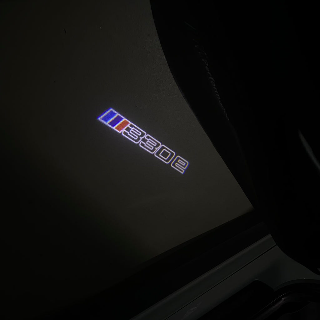 BMW M3 LOGO PROJECTOR LIGHTS Nr.24 (الكمية 1 = 1 مجموعة / 2 أضواء باب)