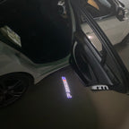 BMW M3 LOGO PROJECTOR LIGHTS Nr.24 (الكمية 1 = 1 مجموعة / 2 أضواء باب)