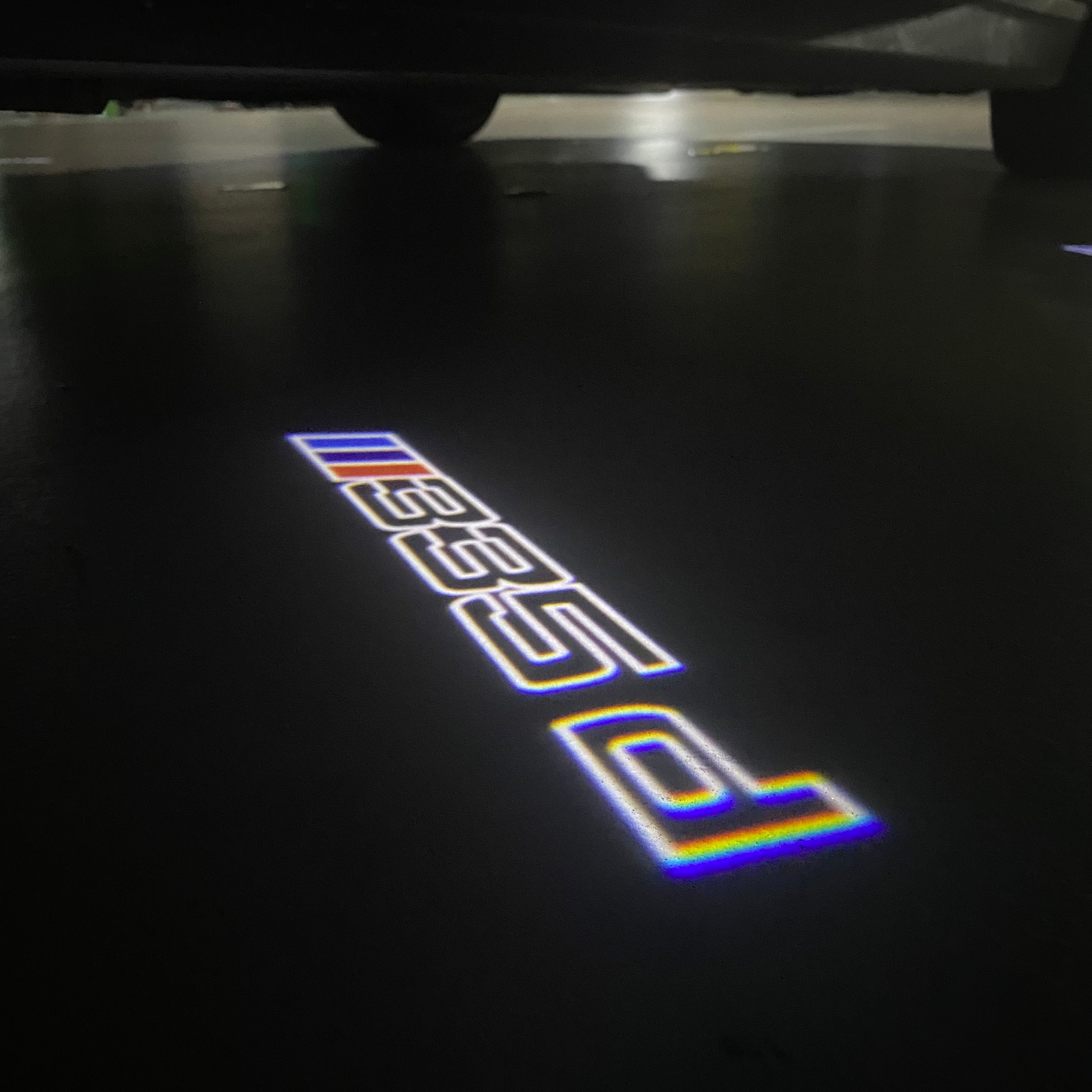 BMW M3 LOGO PROJECTOR LIGHTS Nr.24 (الكمية 1 = 1 مجموعة / 2 أضواء باب)