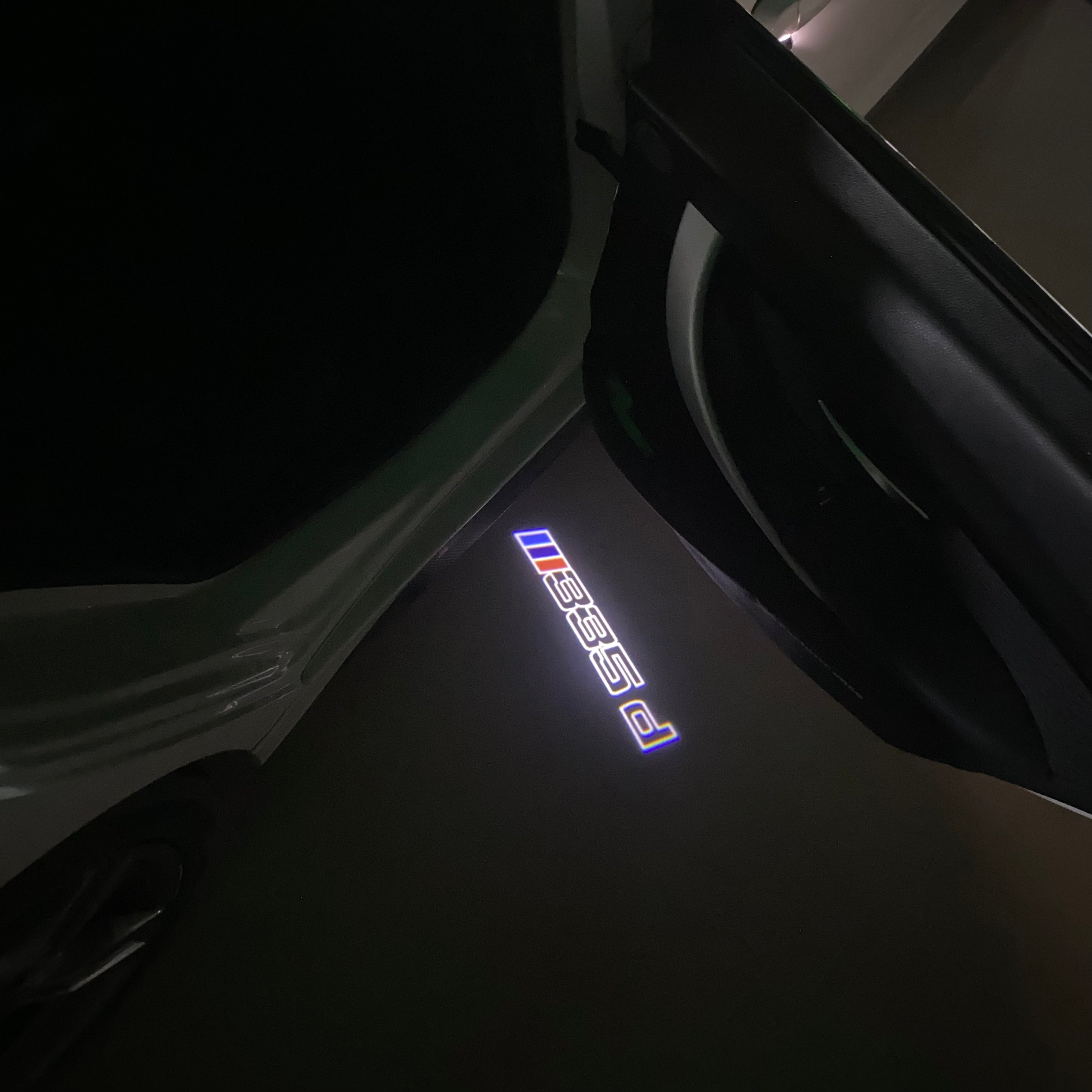 BMW M3 LOGO PROJECTOR LIGHTS Nr.24 (الكمية 1 = 1 مجموعة / 2 أضواء باب)