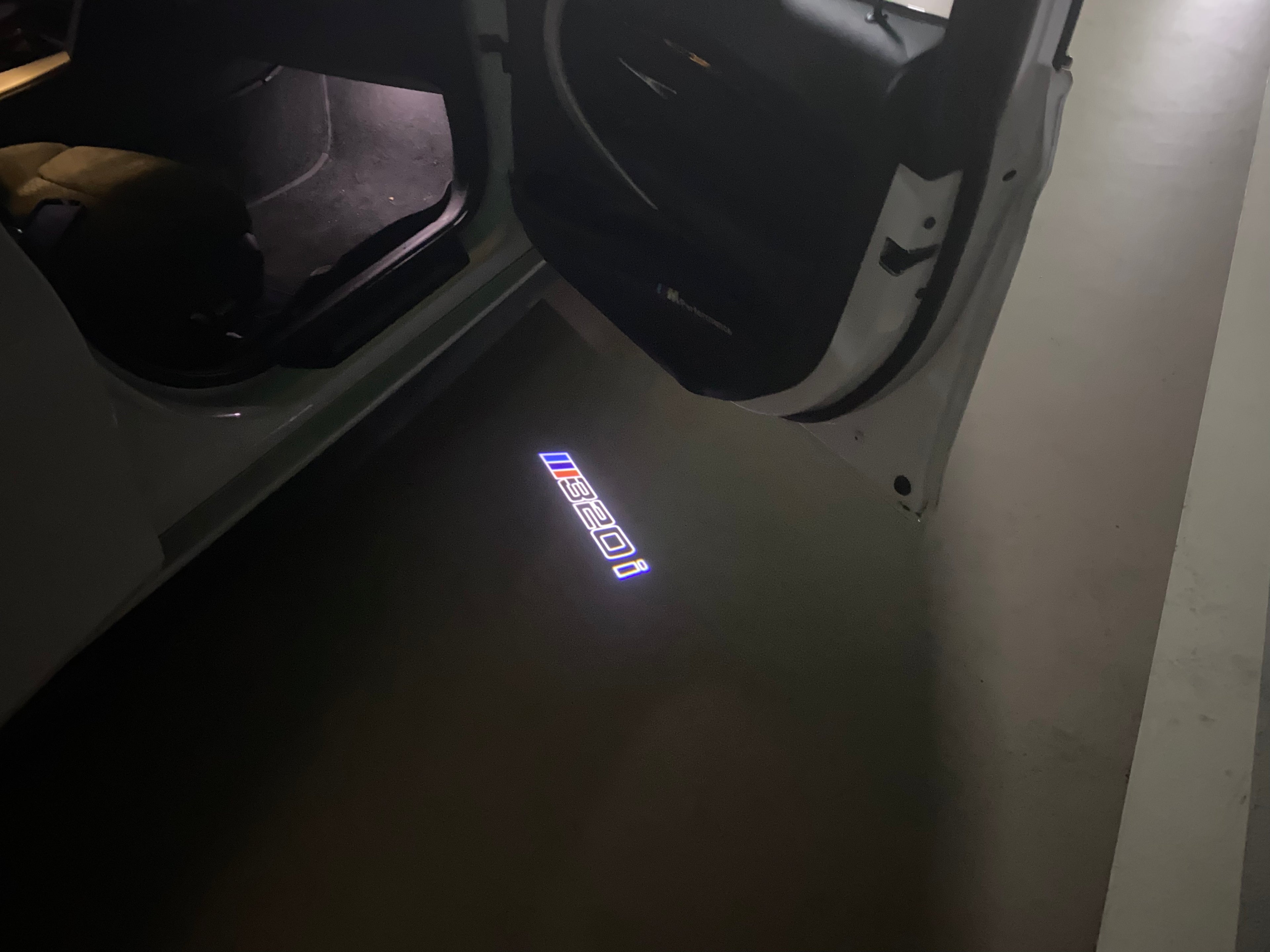 BMW M3 LOGO PROJECTOR LIGHTS Nr.24 (الكمية 1 = 1 مجموعة / 2 أضواء باب)