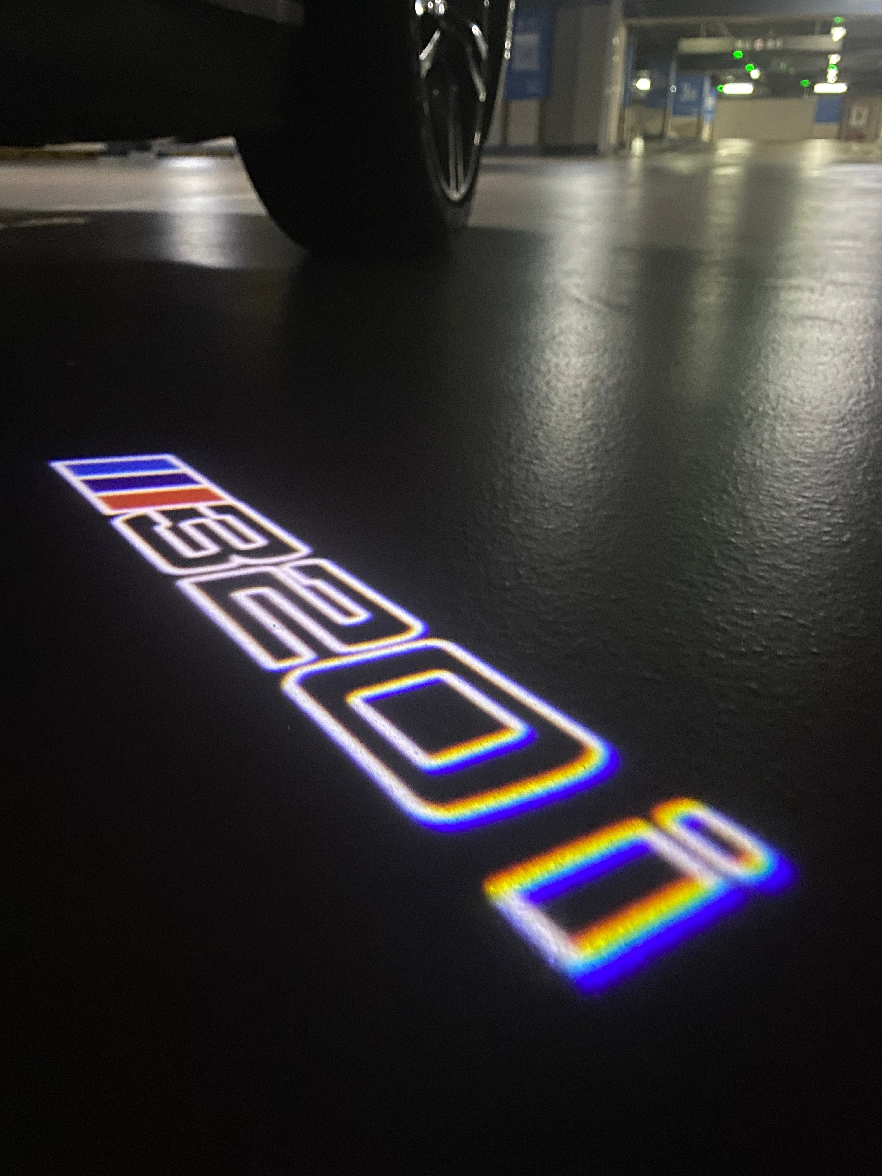 BMW M3 LOGO PROJECTOR LIGHTS Nr.24 (الكمية 1 = 1 مجموعة / 2 أضواء باب)