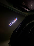 BMW M3 LOGO PROJECTOR LIGHTS Nr.24 (الكمية 1 = 1 مجموعة / 2 أضواء باب)