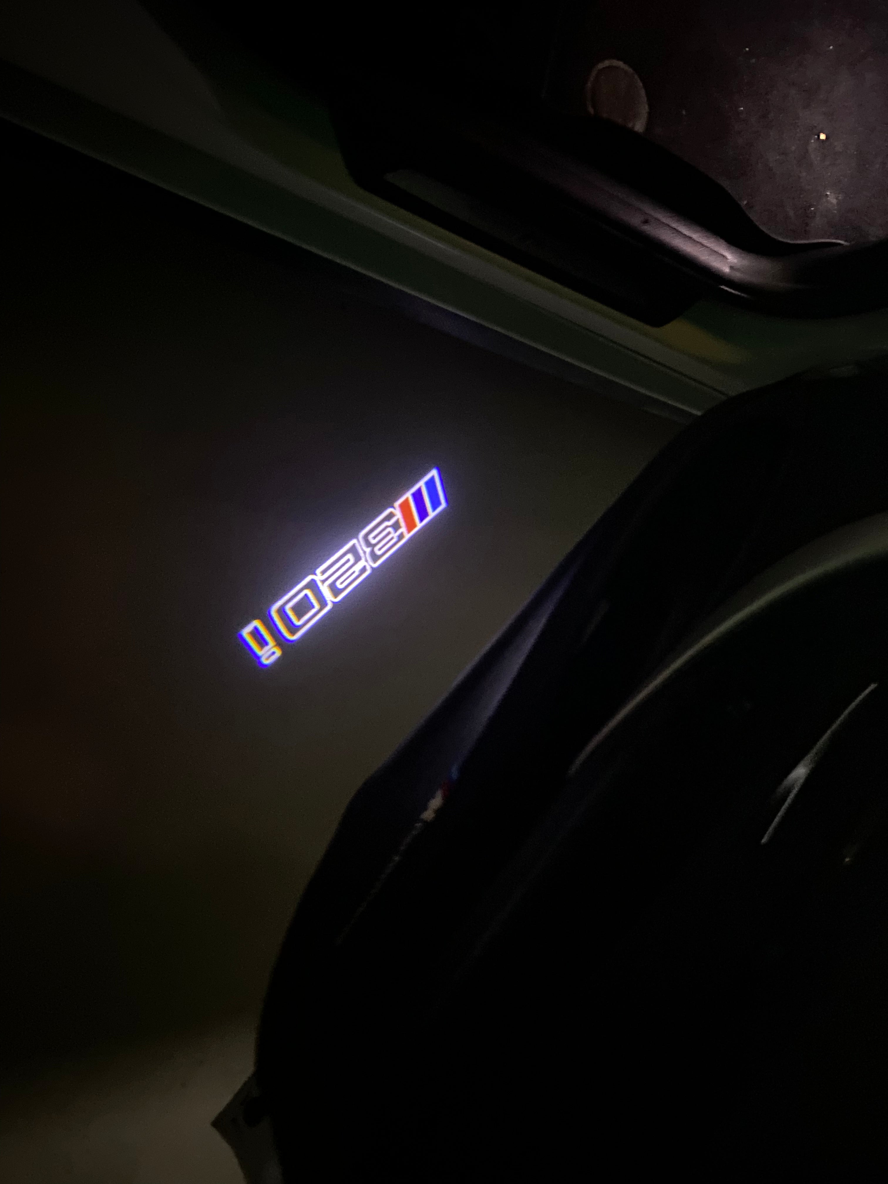 BMW M3 LOGO PROJECTOR LIGHTS Nr.24 (الكمية 1 = 1 مجموعة / 2 أضواء باب)