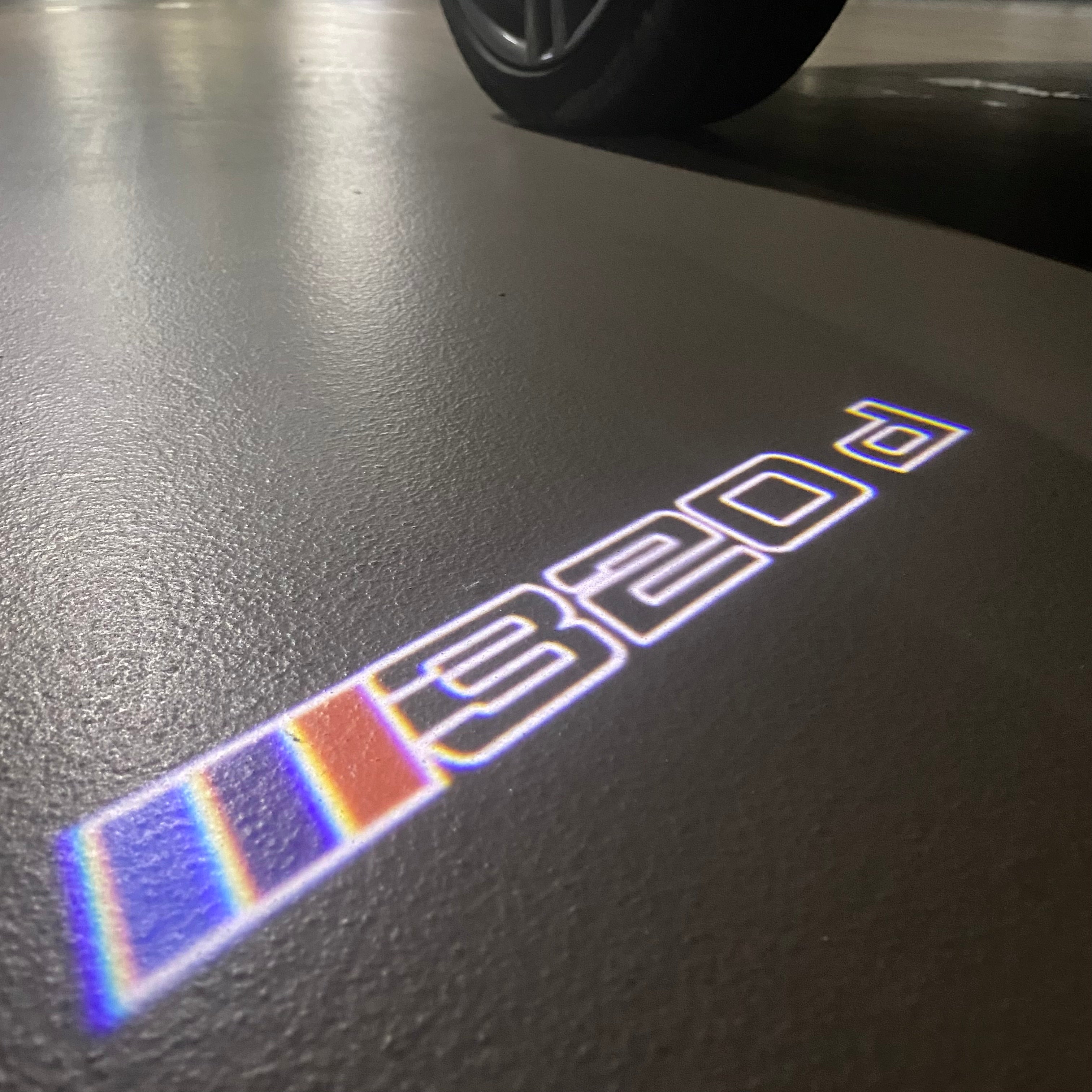 BMW M3 LOGO PROJECTOR LIGHTS Nr.24 (الكمية 1 = 1 مجموعة / 2 أضواء باب)