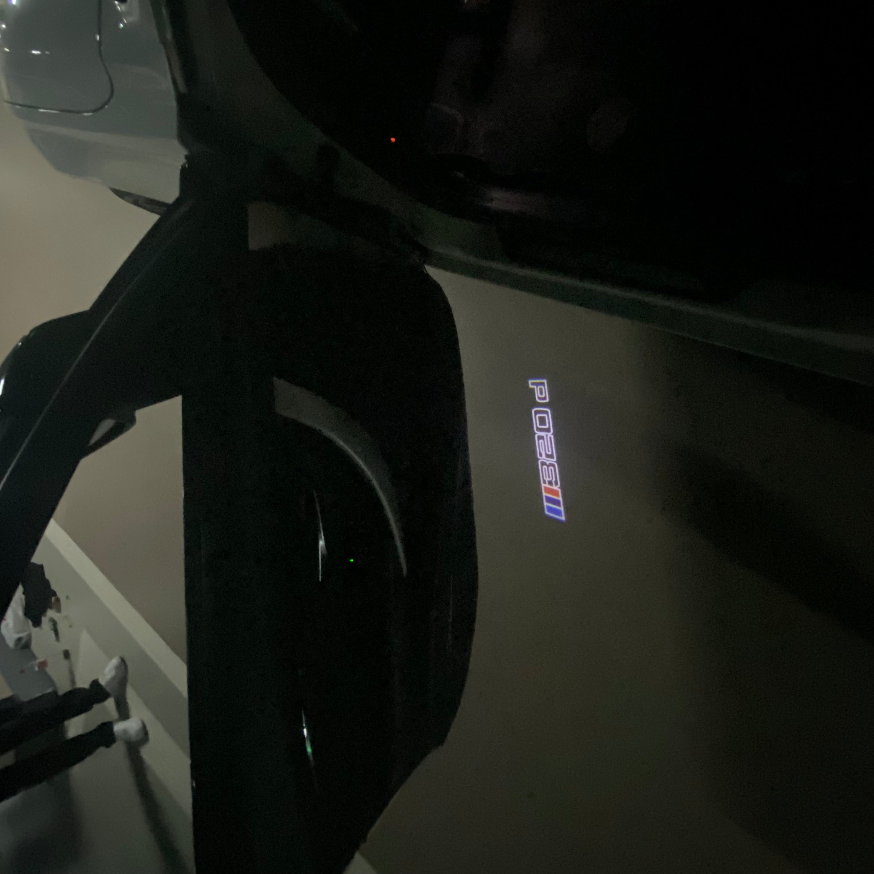BMW M3 LOGO PROJECTOR LIGHTS Nr.24 (الكمية 1 = 1 مجموعة / 2 أضواء باب)