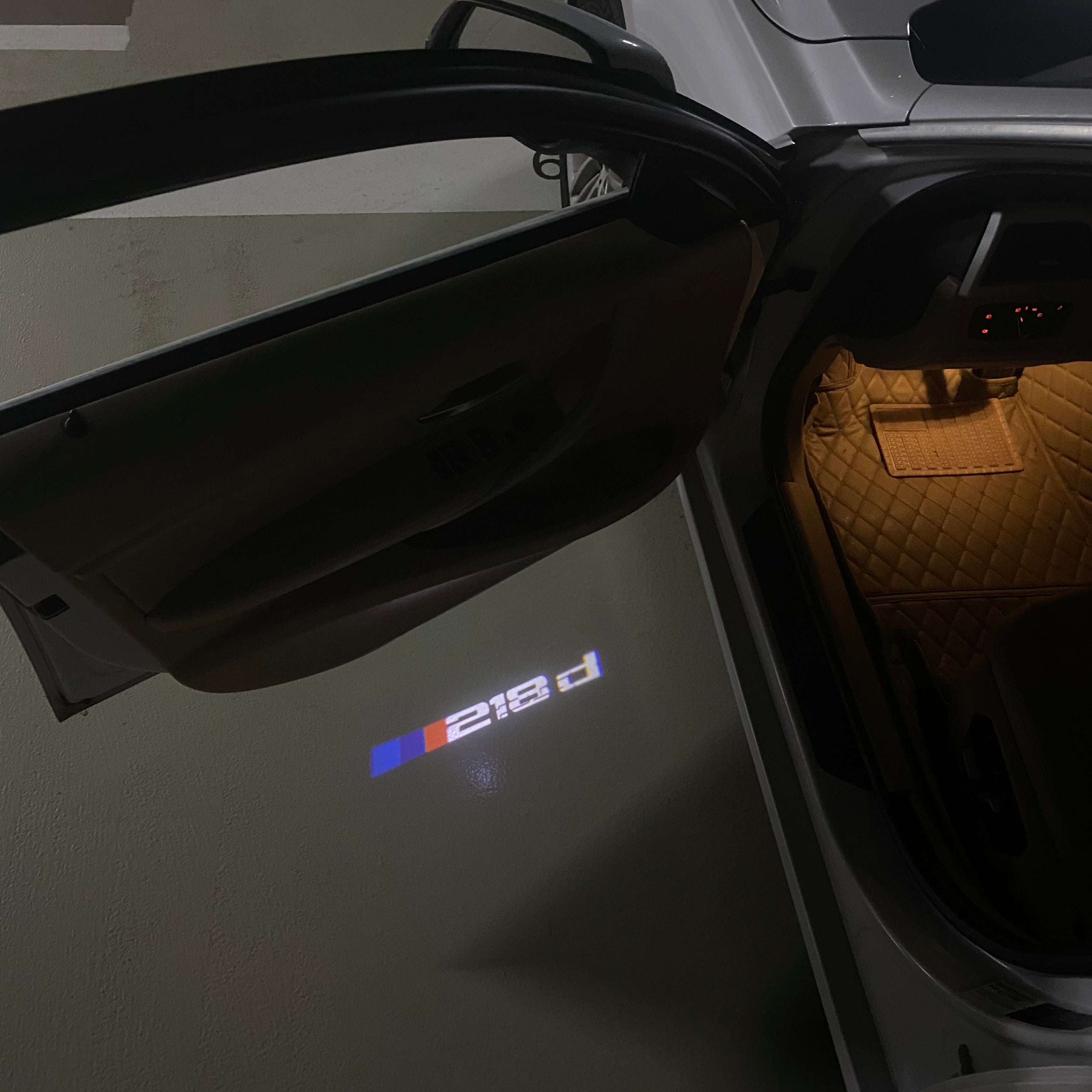 BMW M3 LOGO PROJECTOR LIGHTS Nr.24 (الكمية 1 = 1 مجموعة / 2 أضواء باب)