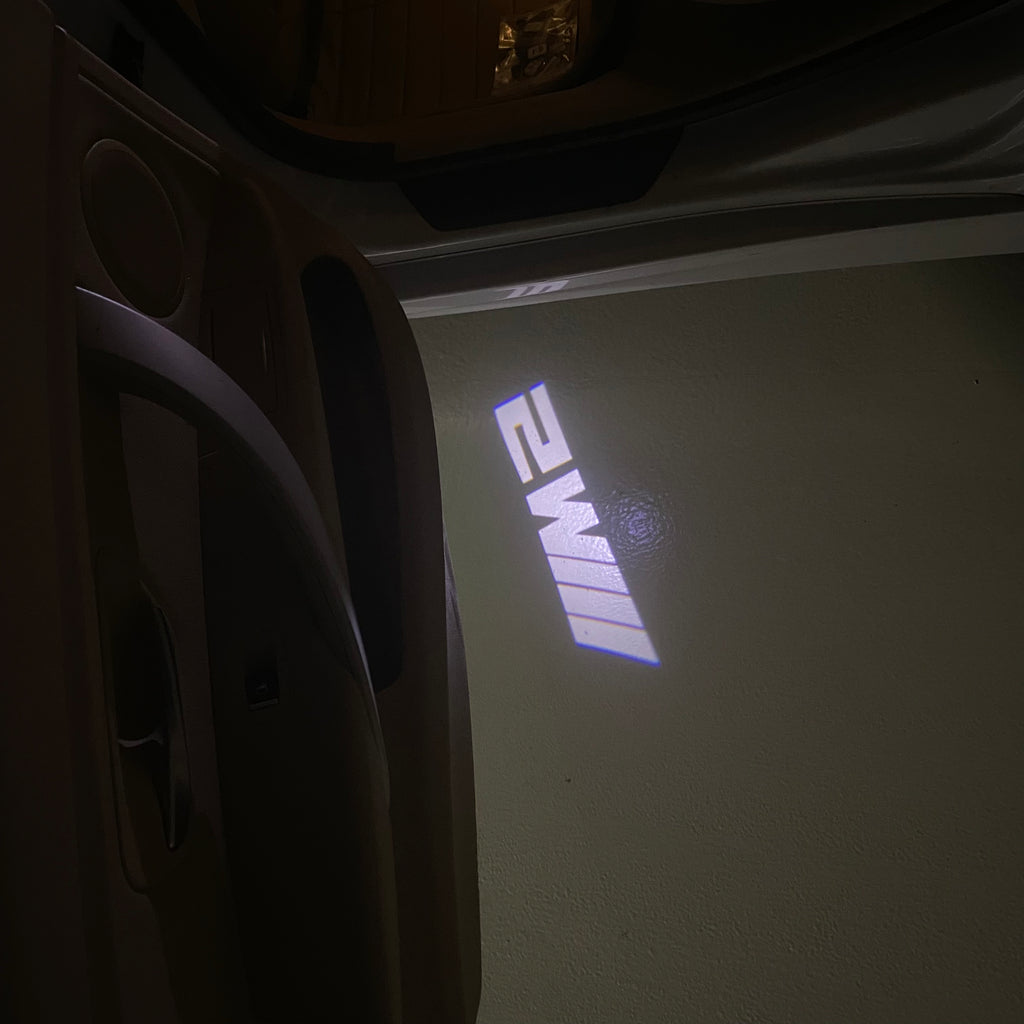 BMW M3 LOGO PROJECTOR LIGHTS Nr.24 (الكمية 1 = 1 مجموعة / 2 أضواء باب)