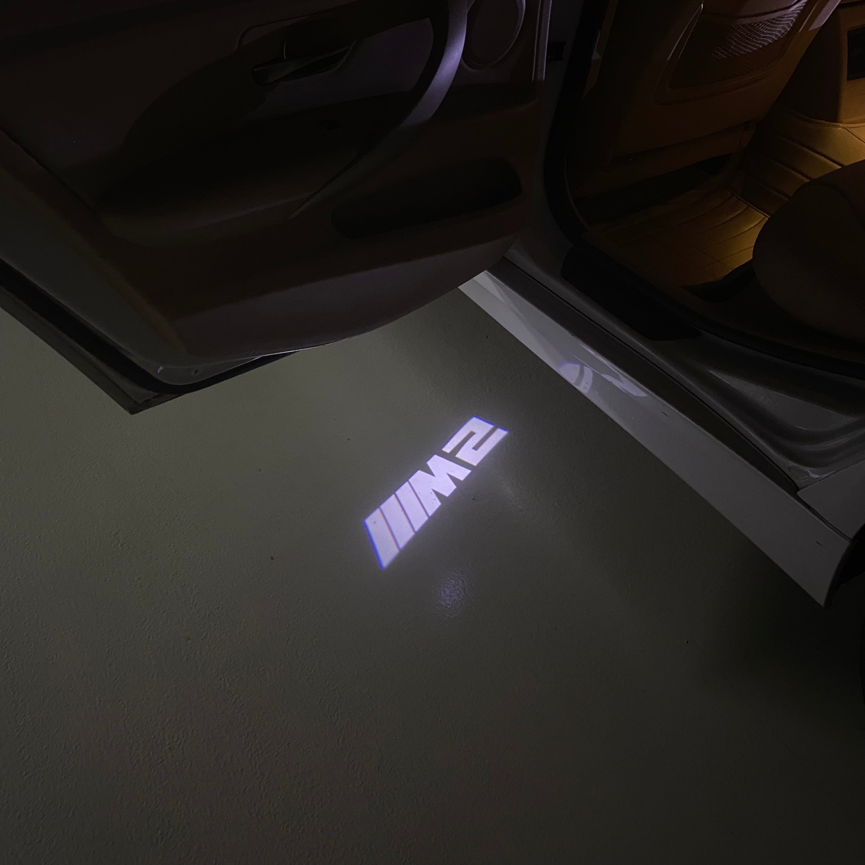 BMW M3 LOGO PROJECTOR LIGHTS Nr.24 (الكمية 1 = 1 مجموعة / 2 أضواء باب)