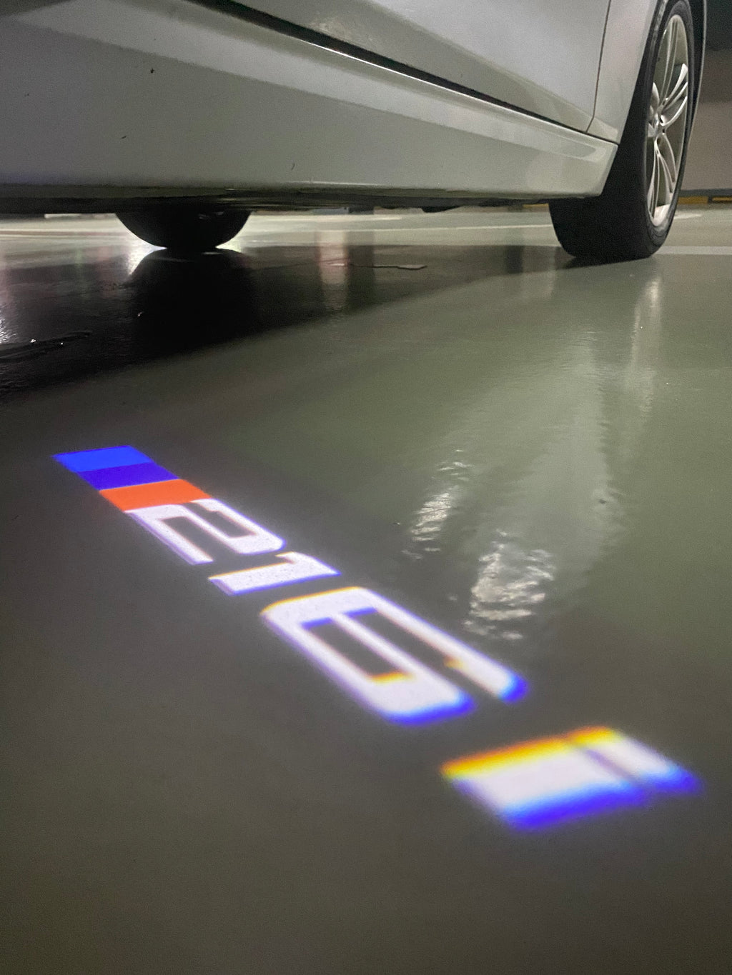 BMW M3 LOGO PROJECTOR LIGHTS Nr.24 (الكمية 1 = 1 مجموعة / 2 أضواء باب)