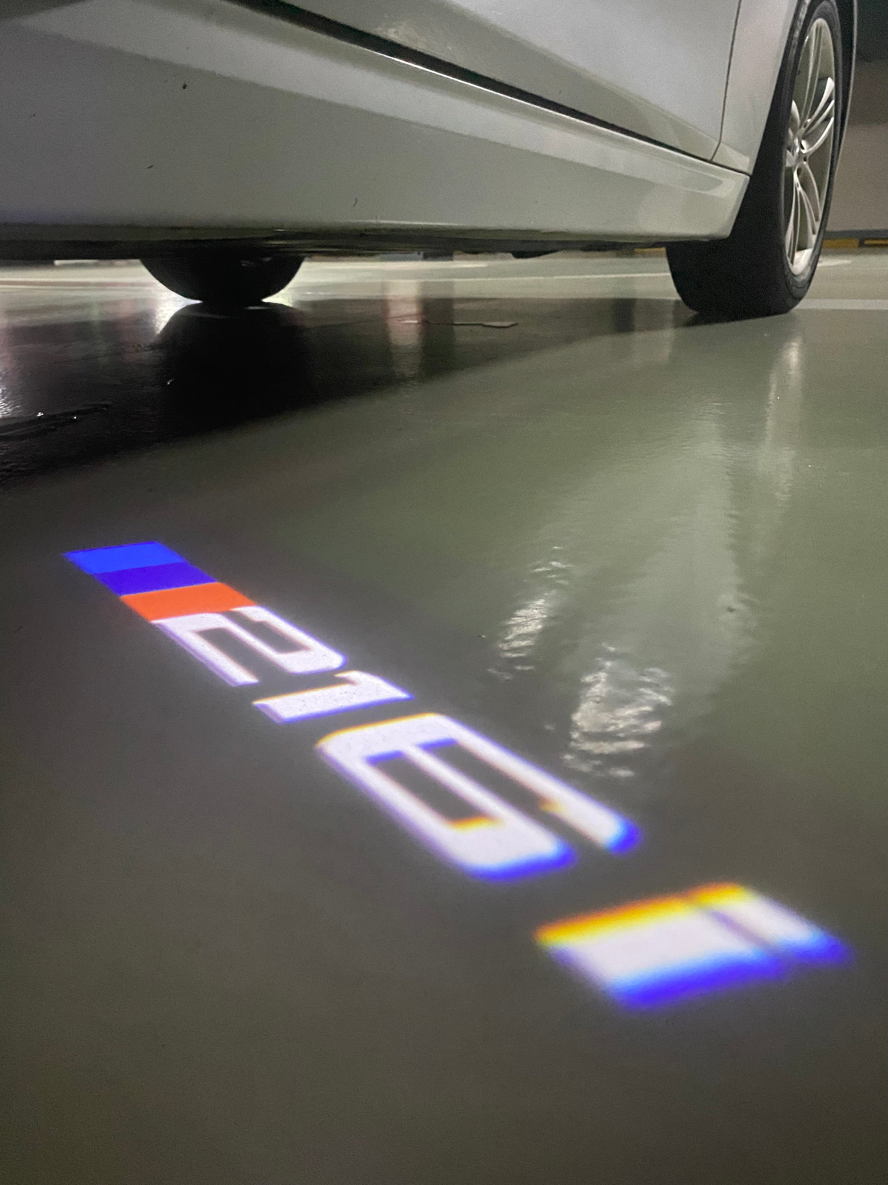 BMW M3 LOGO PROJECTOR LIGHTS Nr.24 (الكمية 1 = 1 مجموعة / 2 أضواء باب)
