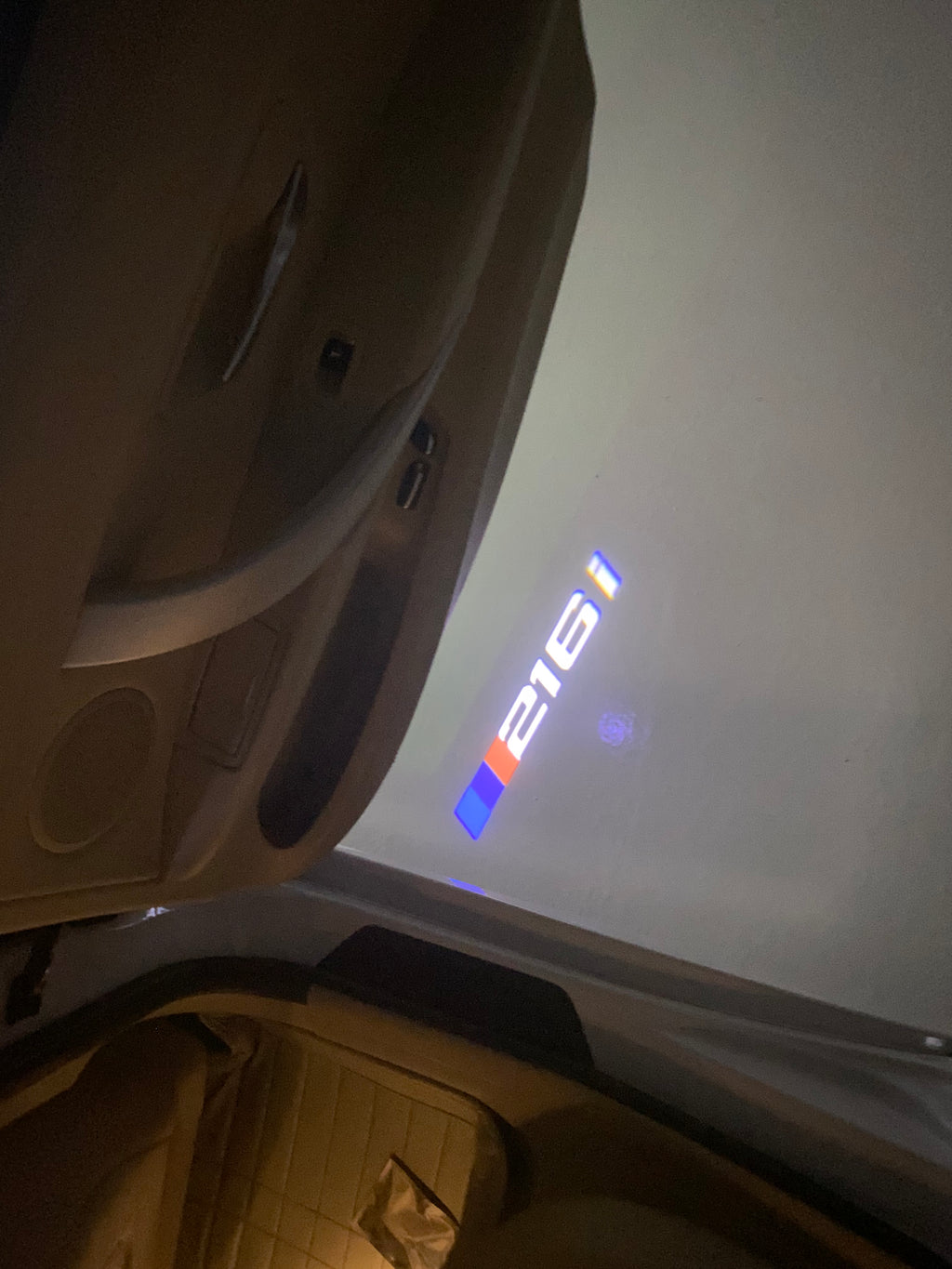 BMW M3 LOGO PROJECTOR LIGHTS Nr.24 (الكمية 1 = 1 مجموعة / 2 أضواء باب)