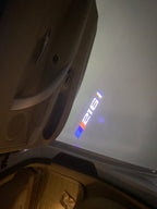 BMW M3 LOGO PROJECTOR LIGHTS Nr.24 (الكمية 1 = 1 مجموعة / 2 أضواء باب)