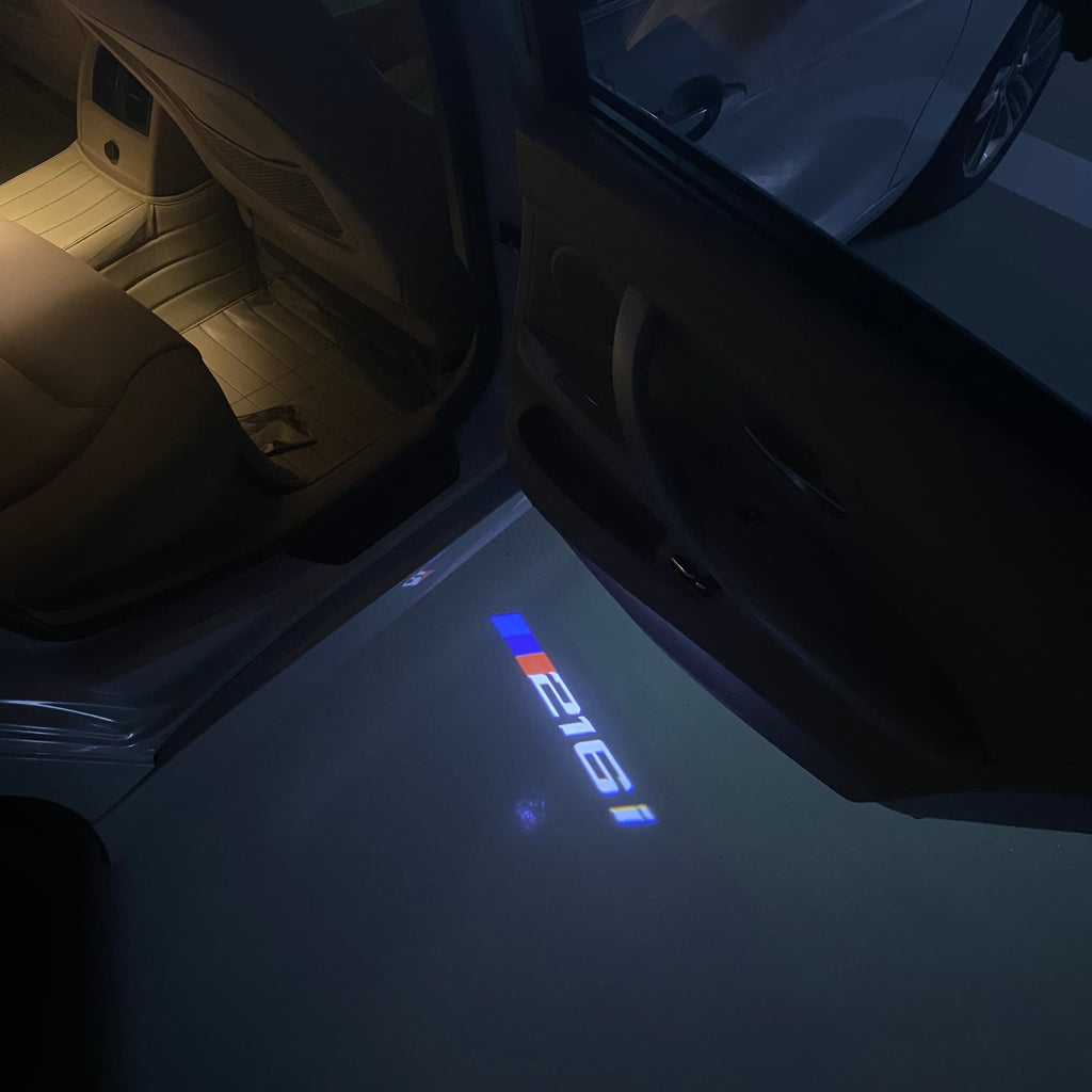 BMW M3 LOGO PROJECTOR LIGHTS Nr.24 (الكمية 1 = 1 مجموعة / 2 أضواء باب)