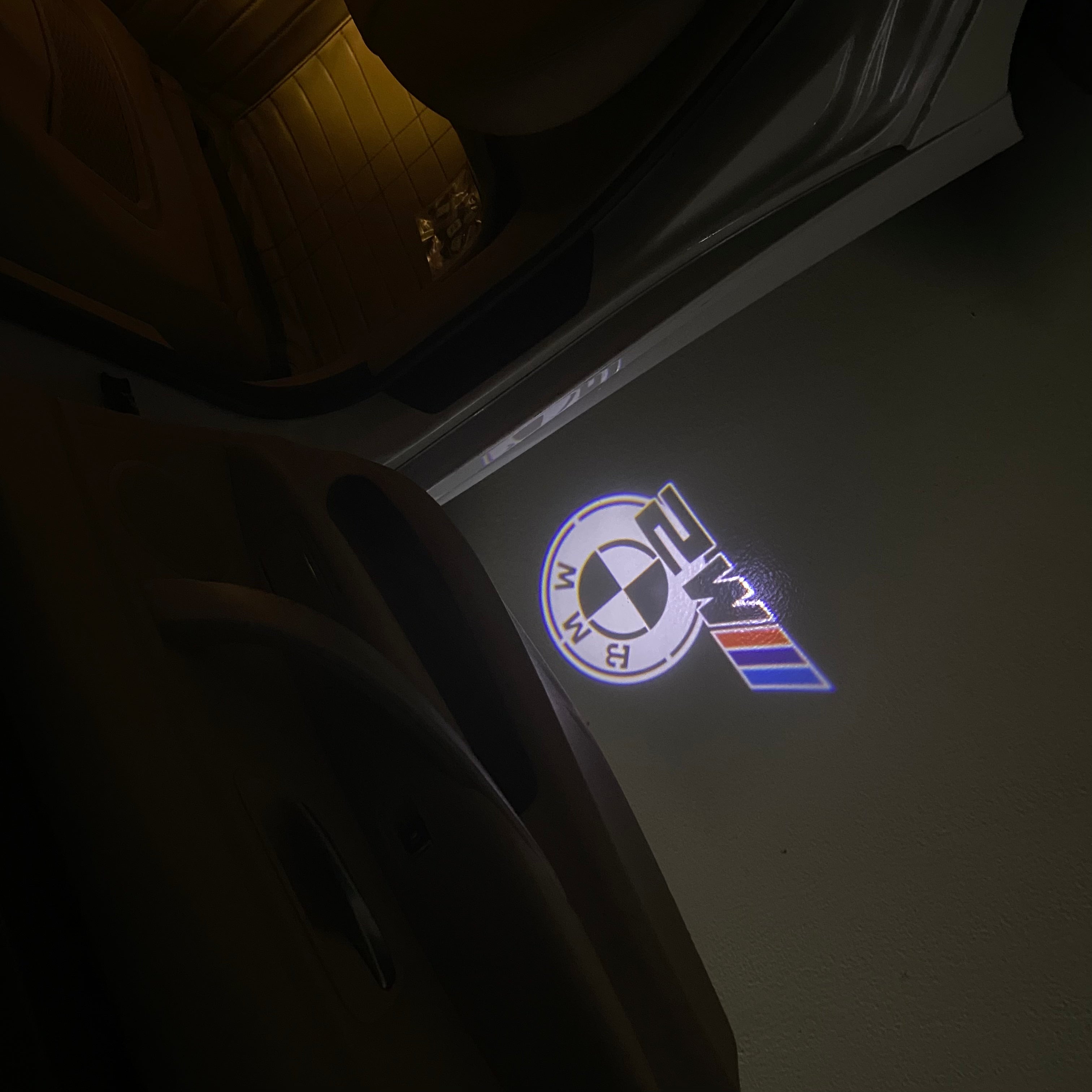 BMW M3 LOGO PROJECTOR LIGHTS Nr.24 (الكمية 1 = 1 مجموعة / 2 أضواء باب)