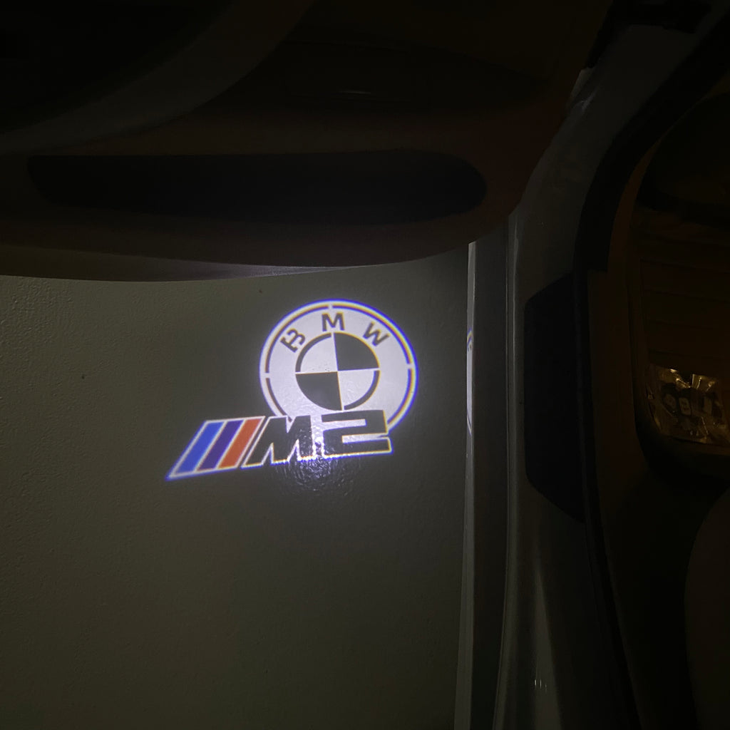 BMW M3 LOGO PROJECTOR LIGHTS Nr.24 (الكمية 1 = 1 مجموعة / 2 أضواء باب)