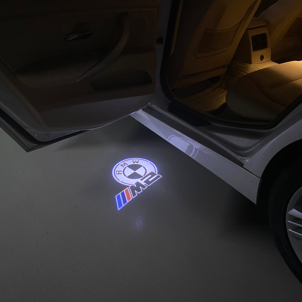 BMW M3 LOGO PROJECTOR LIGHTS Nr.24 (الكمية 1 = 1 مجموعة / 2 أضواء باب)