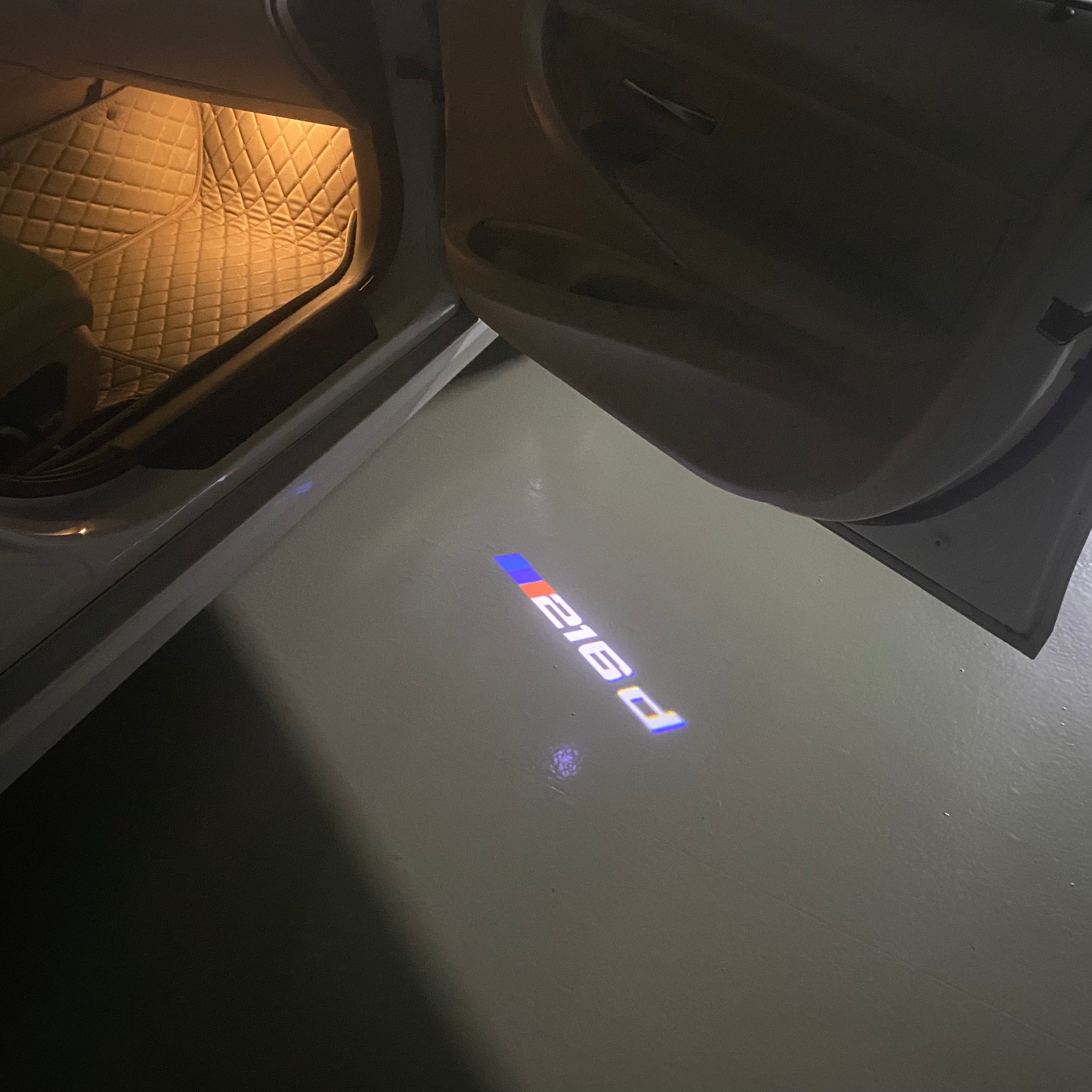 BMW M3 LOGO PROJECTOR LIGHTS Nr.24 (الكمية 1 = 1 مجموعة / 2 أضواء باب)