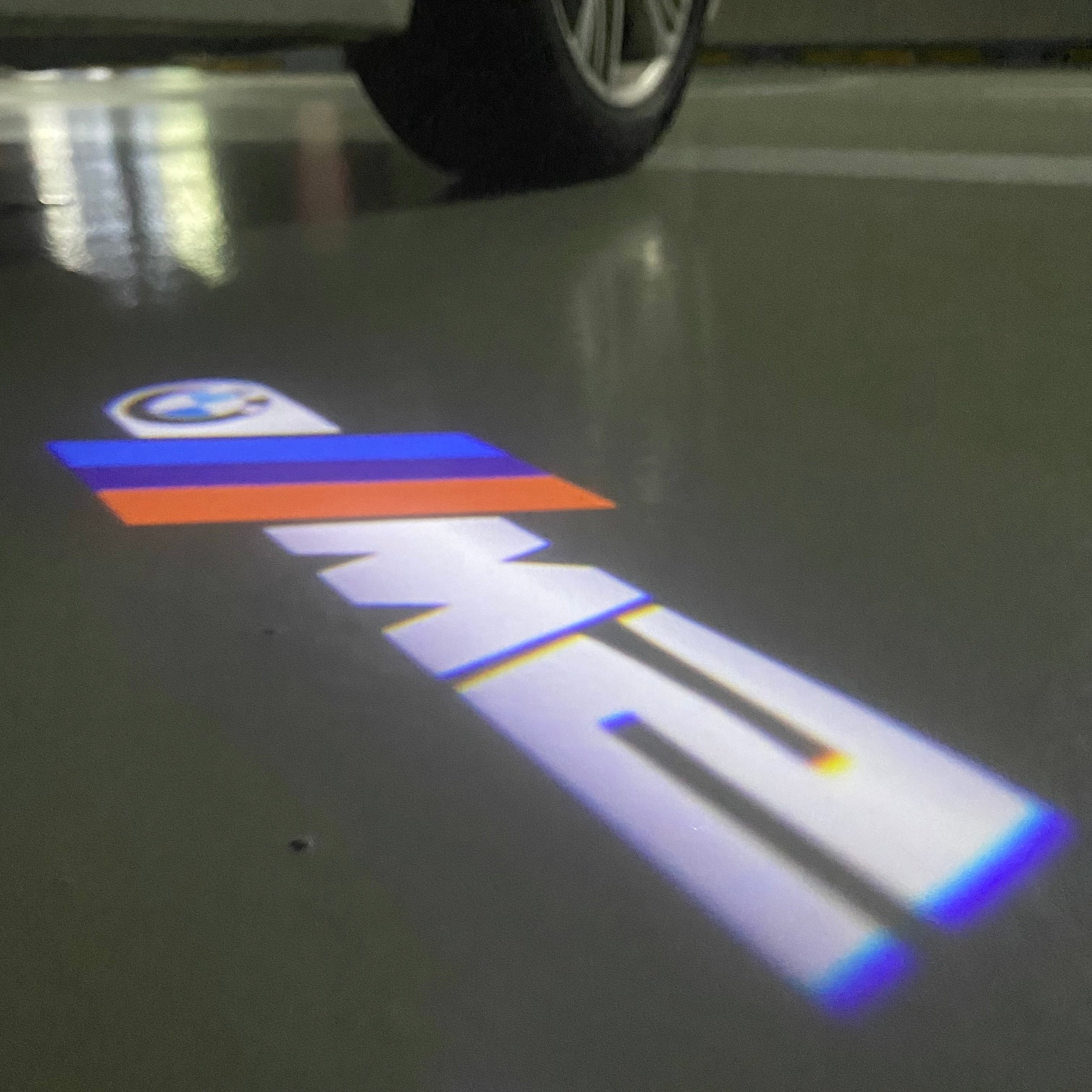 BMW M3 LOGO PROJECTOR LIGHTS Nr.24 (الكمية 1 = 1 مجموعة / 2 أضواء باب)
