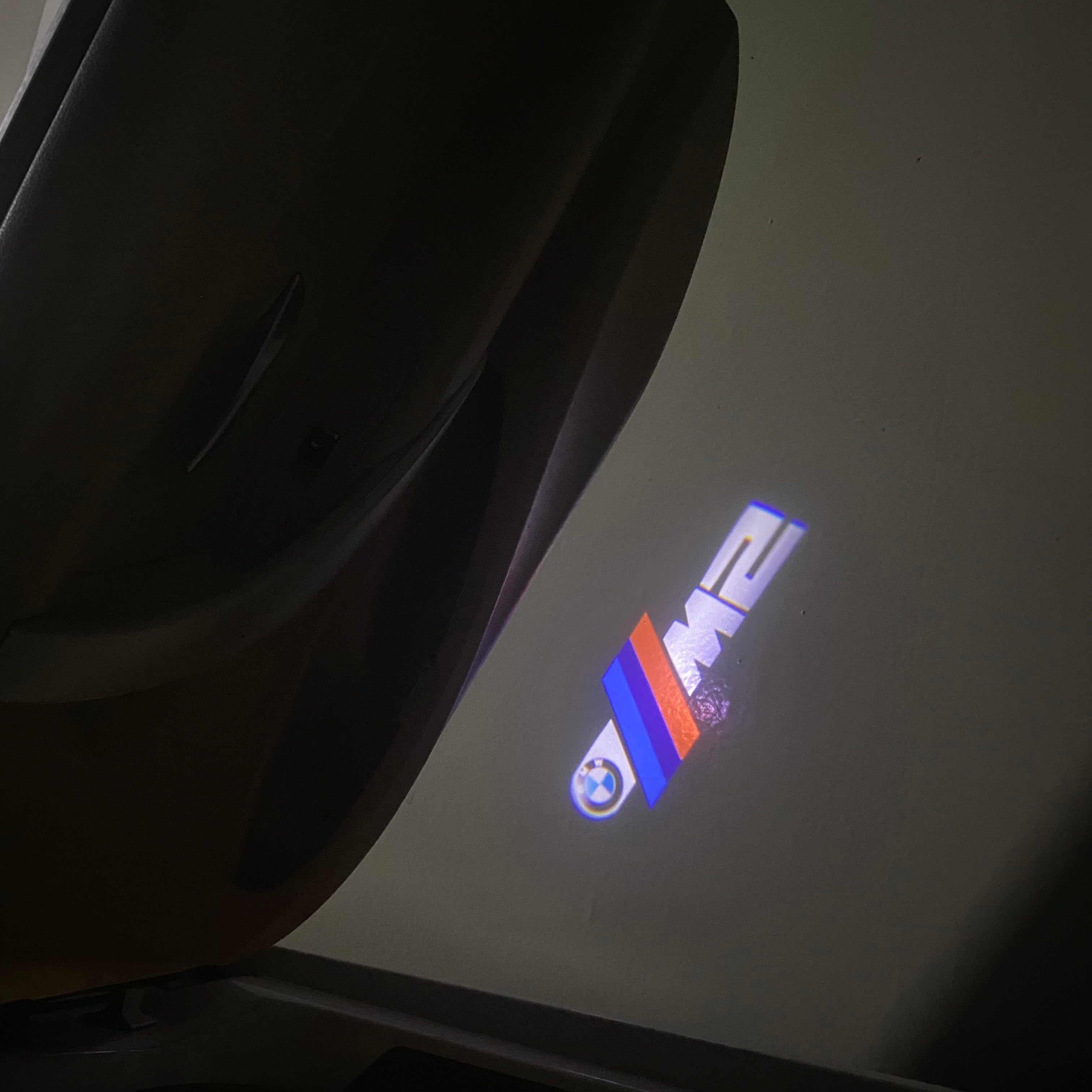 BMW M3 LOGO PROJECTOR LIGHTS Nr.24 (الكمية 1 = 1 مجموعة / 2 أضواء باب)