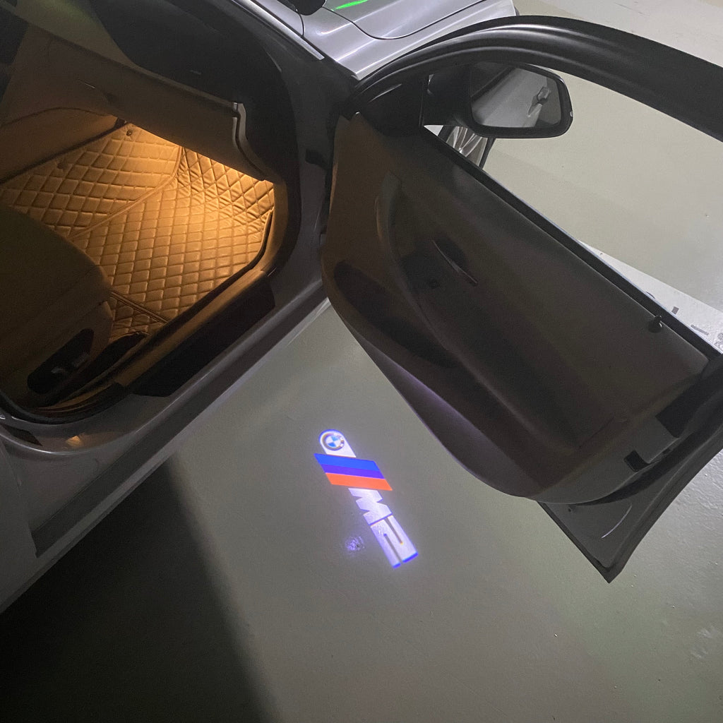 BMW M3 LOGO PROJECTOR LIGHTS Nr.24 (الكمية 1 = 1 مجموعة / 2 أضواء باب)