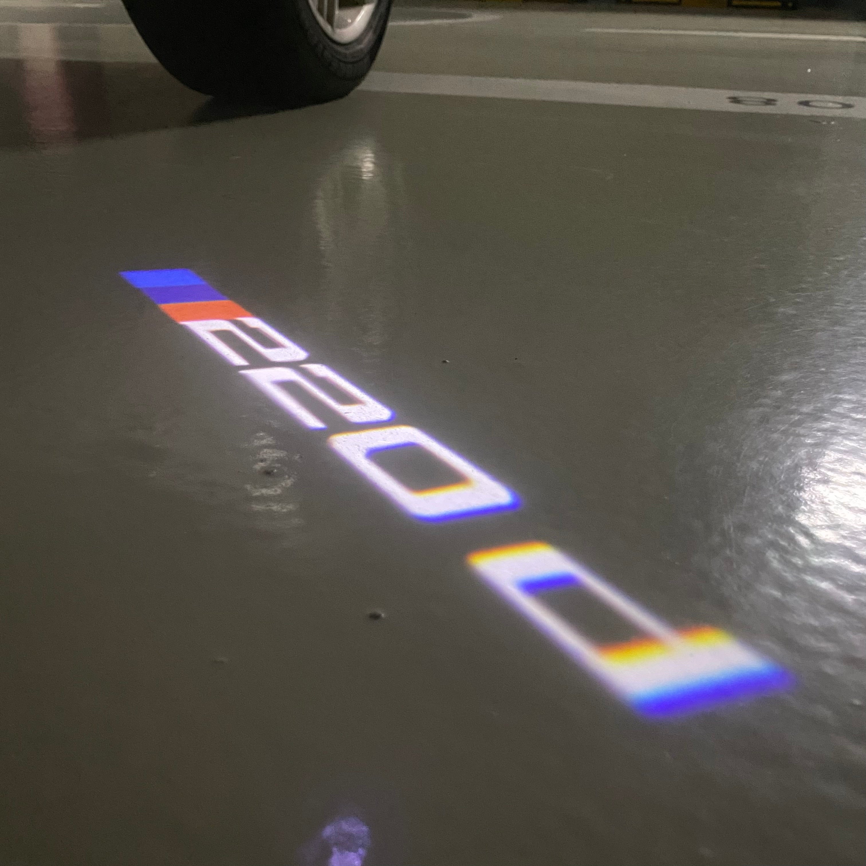 BMW M3 LOGO PROJECTOR LIGHTS Nr.24 (الكمية 1 = 1 مجموعة / 2 أضواء باب)