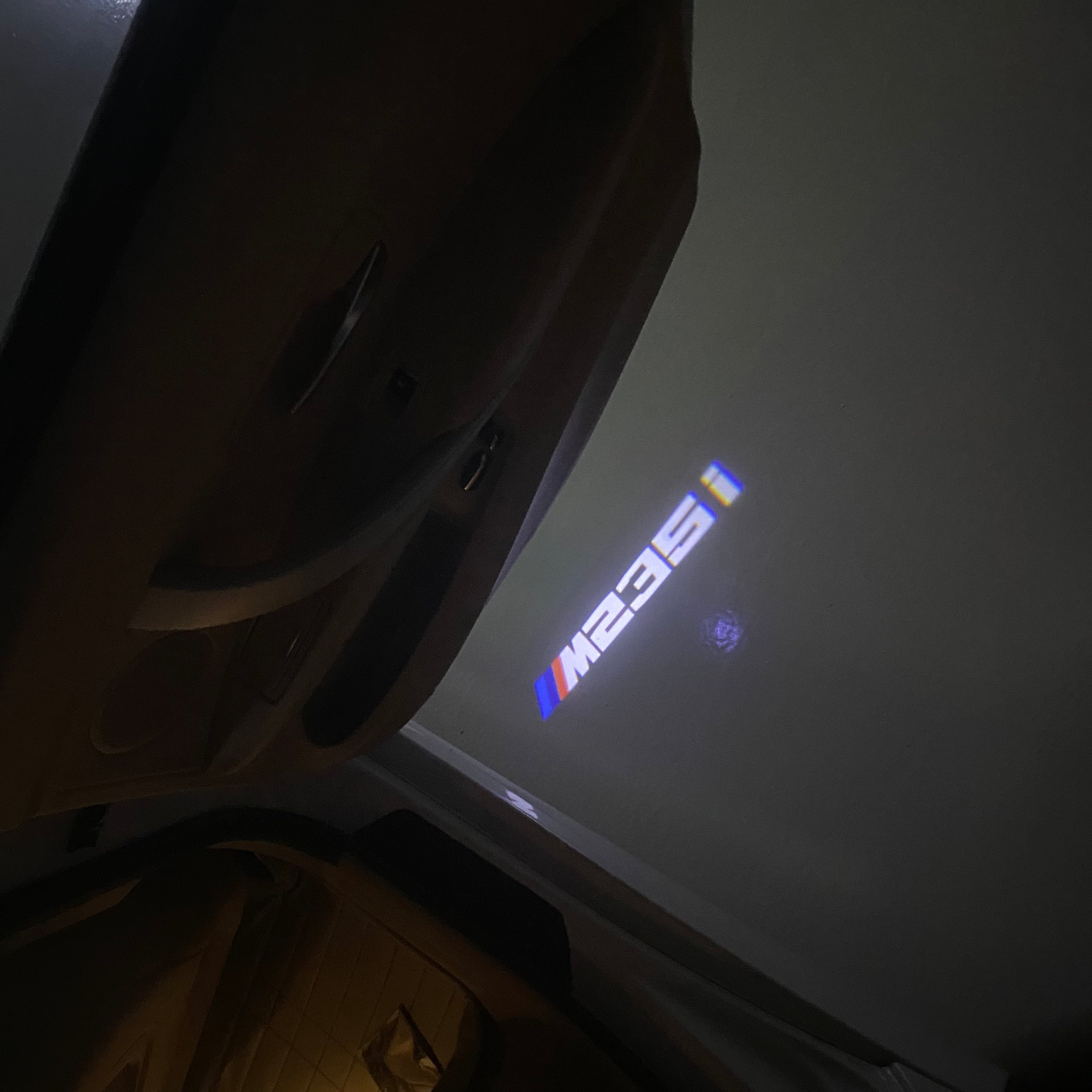 BMW M3 LOGO PROJECTOR LIGHTS Nr.24 (الكمية 1 = 1 مجموعة / 2 أضواء باب)
