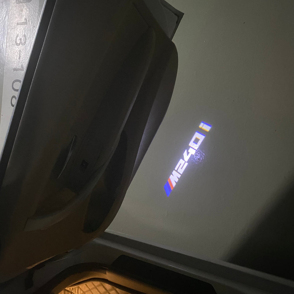 BMW M3 LOGO PROJECTOR LIGHTS Nr.24 (الكمية 1 = 1 مجموعة / 2 أضواء باب)