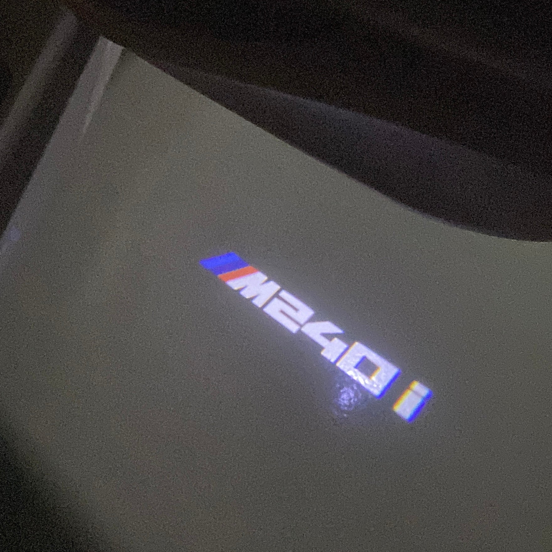 BMW M3 LOGO PROJECTOR LIGHTS Nr.24 (الكمية 1 = 1 مجموعة / 2 أضواء باب)