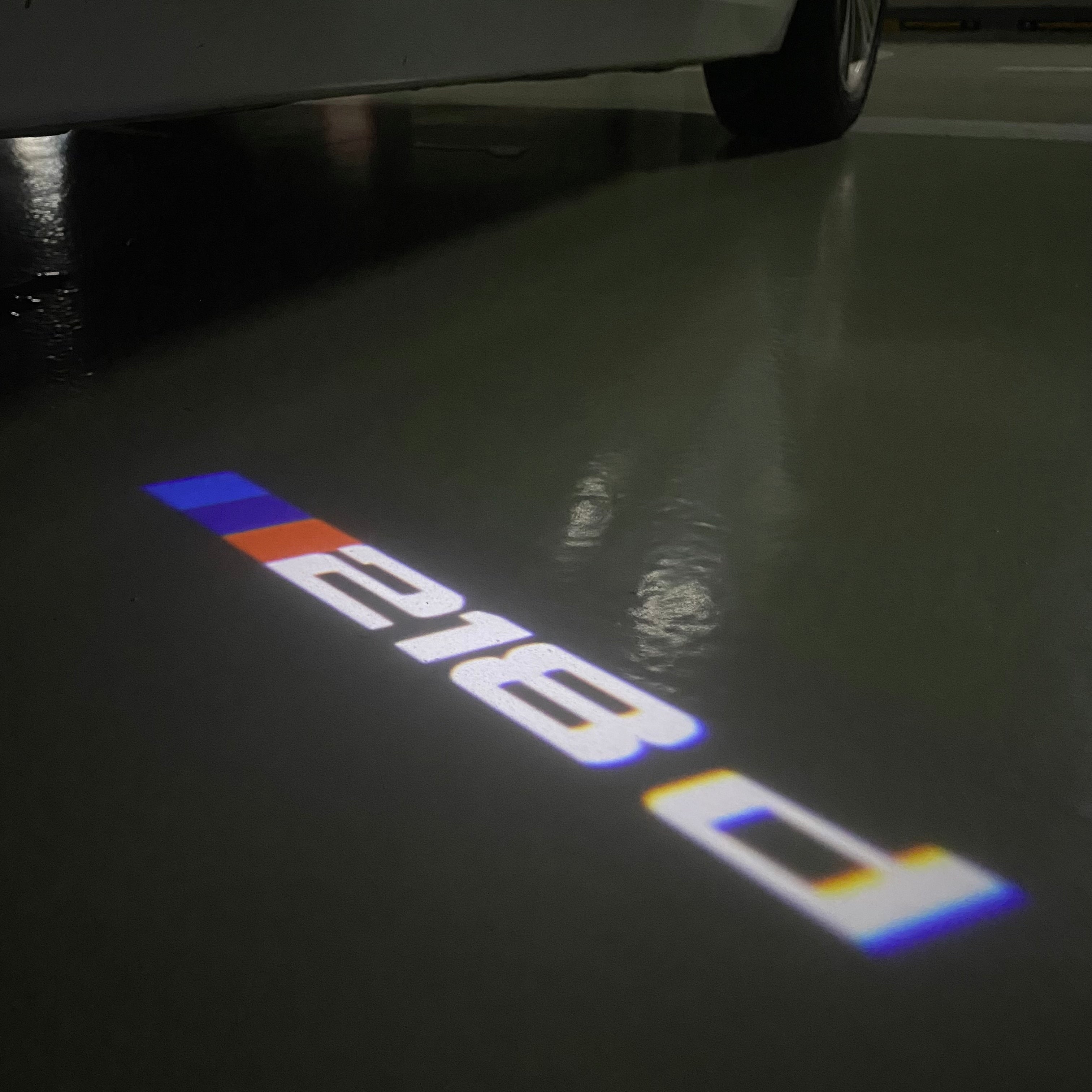 BMW M3 LOGO PROJECTOR LIGHTS Nr.24 (الكمية 1 = 1 مجموعة / 2 أضواء باب)
