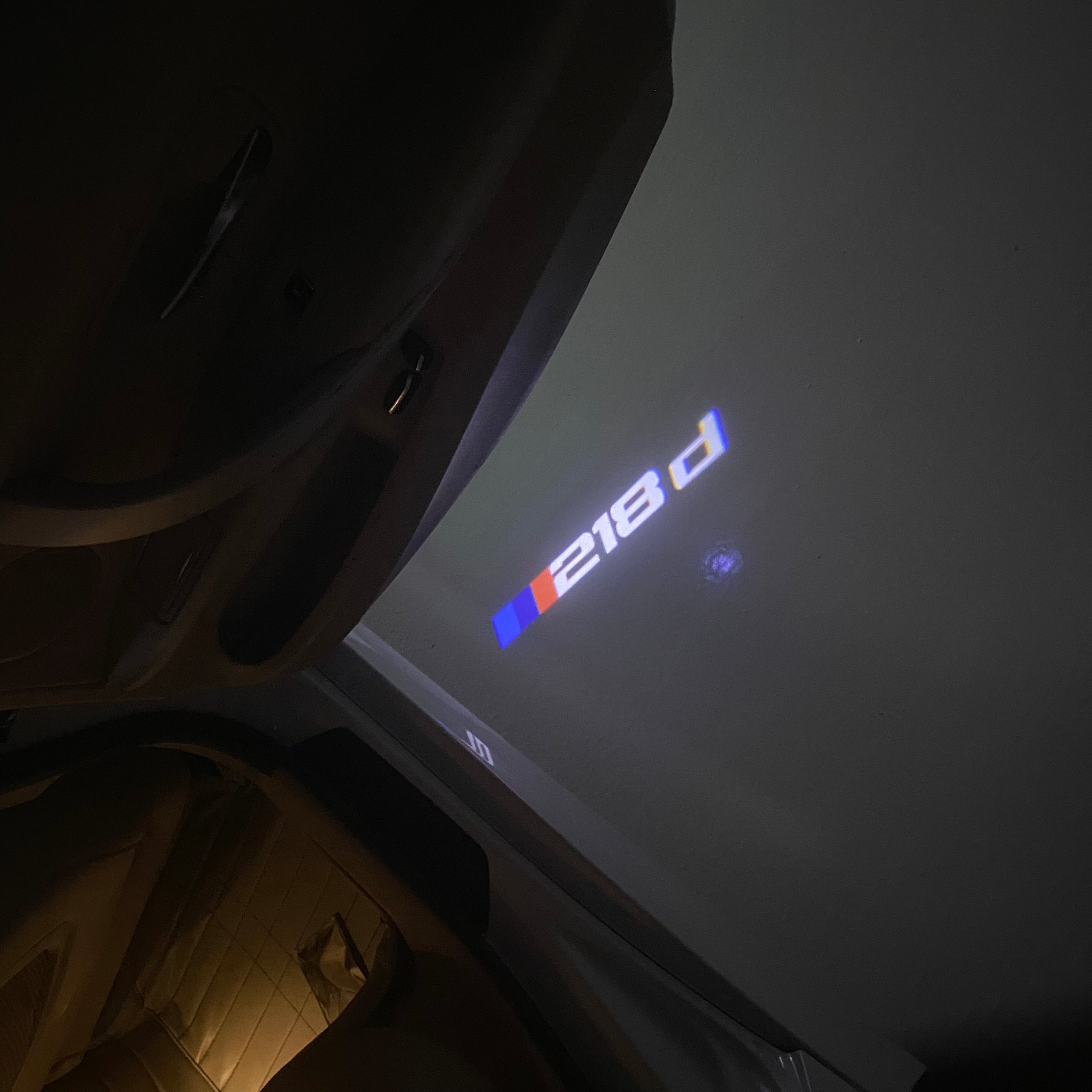 BMW M3 LOGO PROJECTOR LIGHTS Nr.24 (الكمية 1 = 1 مجموعة / 2 أضواء باب)