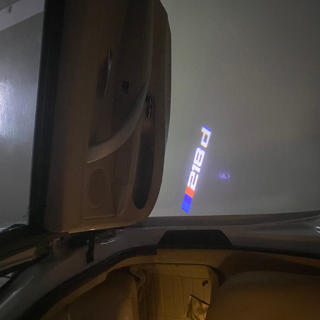 BMW M3 LOGO PROJECTOR LIGHTS Nr.24 (الكمية 1 = 1 مجموعة / 2 أضواء باب)