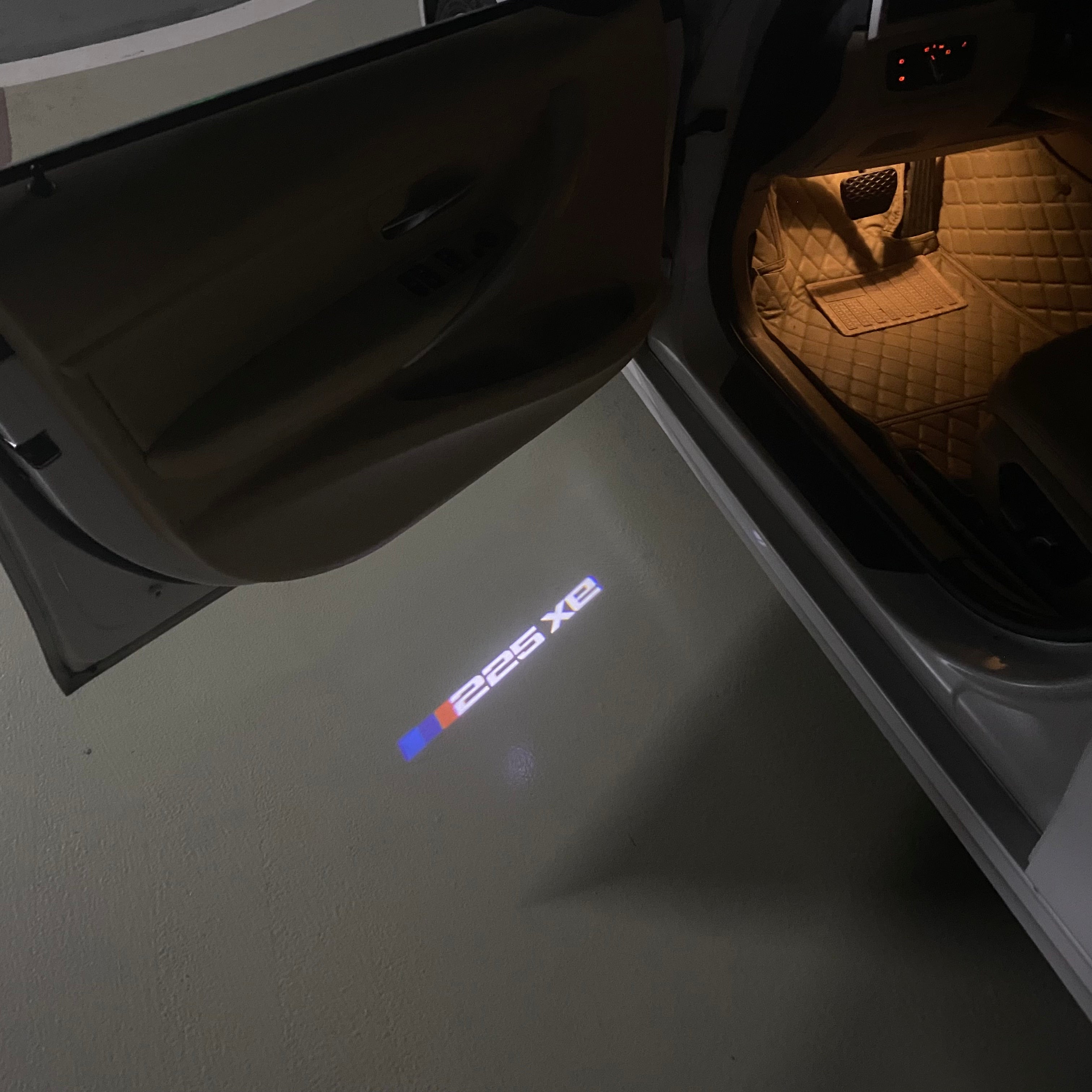 BMW M3 LOGO PROJECTOR LIGHTS Nr.24 (الكمية 1 = 1 مجموعة / 2 أضواء باب)