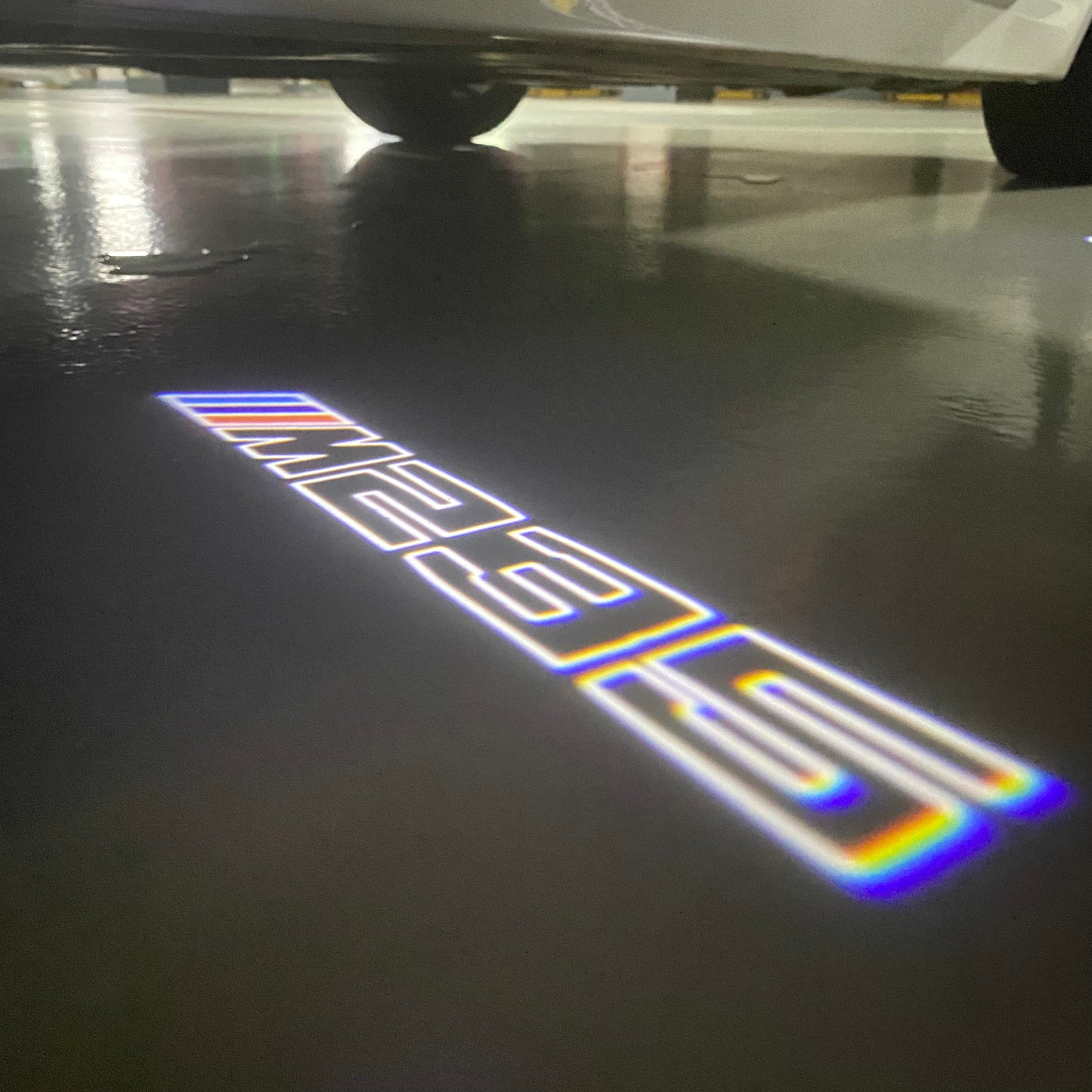 BMW M3 LOGO PROJECTOR LIGHTS Nr.24 (الكمية 1 = 1 مجموعة / 2 أضواء باب)