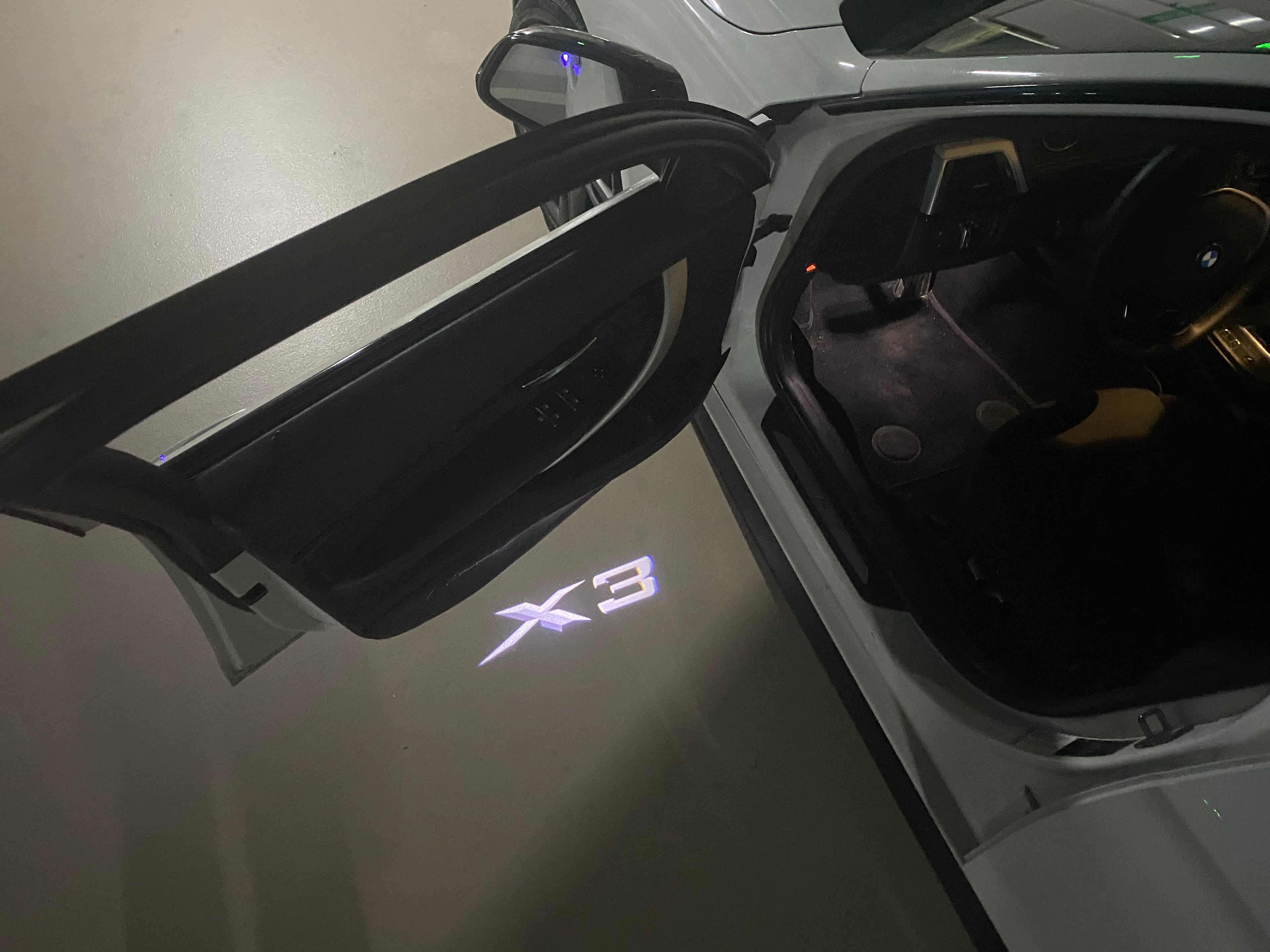 BMW M3 LOGO PROJECTOR LIGHTS Nr.24 (الكمية 1 = 1 مجموعة / 2 أضواء باب)