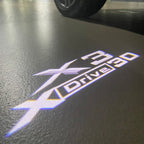 BMW M3 LOGO PROJECTOR LIGHTS Nr.24 (الكمية 1 = 1 مجموعة / 2 أضواء باب)