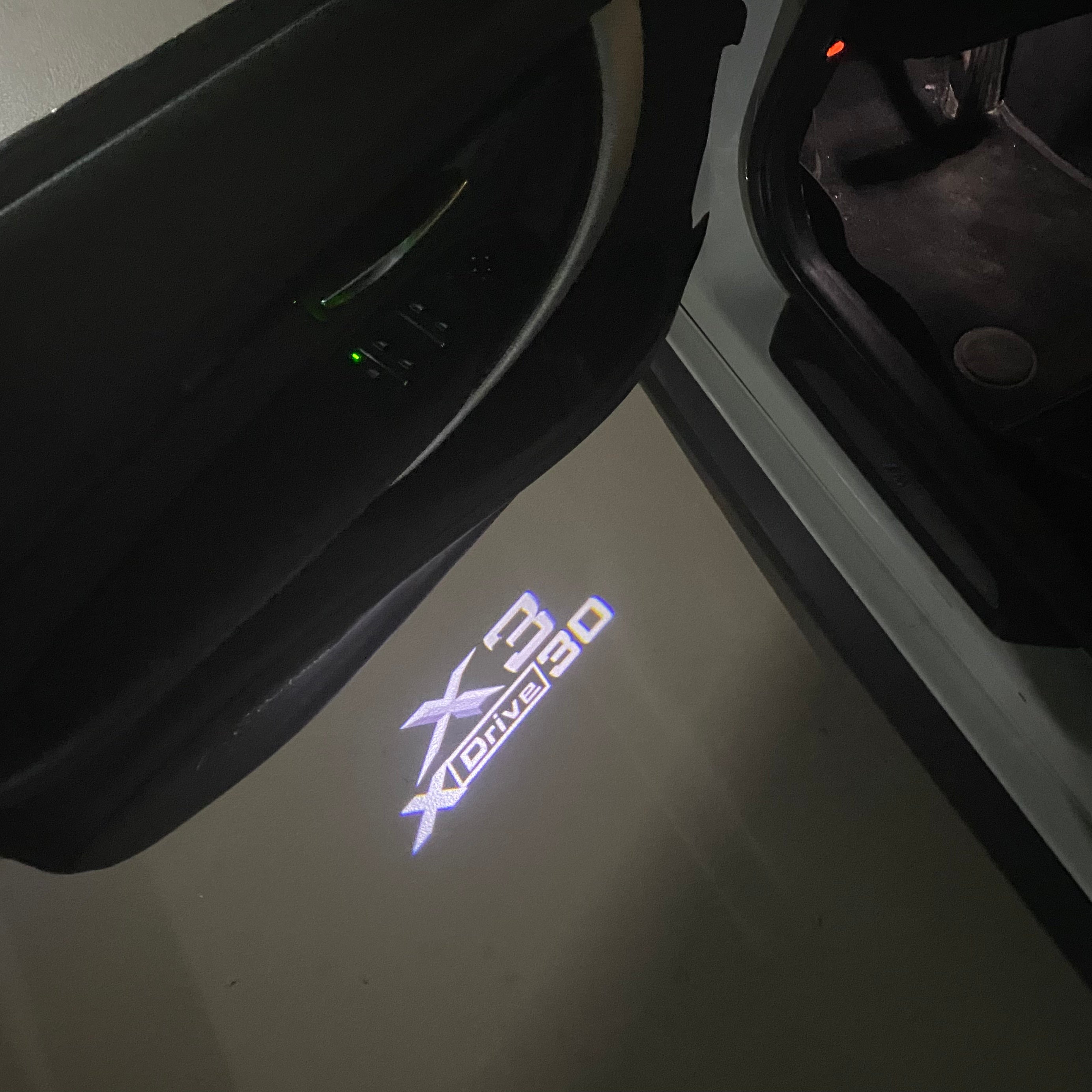 BMW M3 LOGO PROJECTOR LIGHTS Nr.24 (الكمية 1 = 1 مجموعة / 2 أضواء باب)