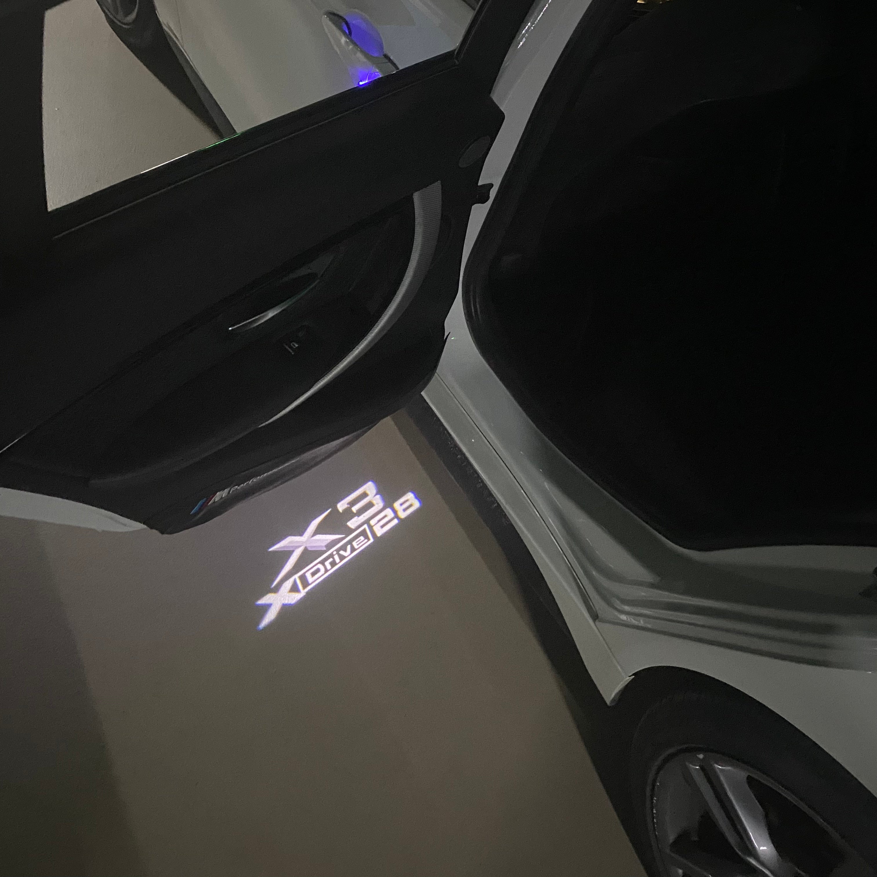 BMW M3 LOGO PROJECTOR LIGHTS Nr.24 (الكمية 1 = 1 مجموعة / 2 أضواء باب)